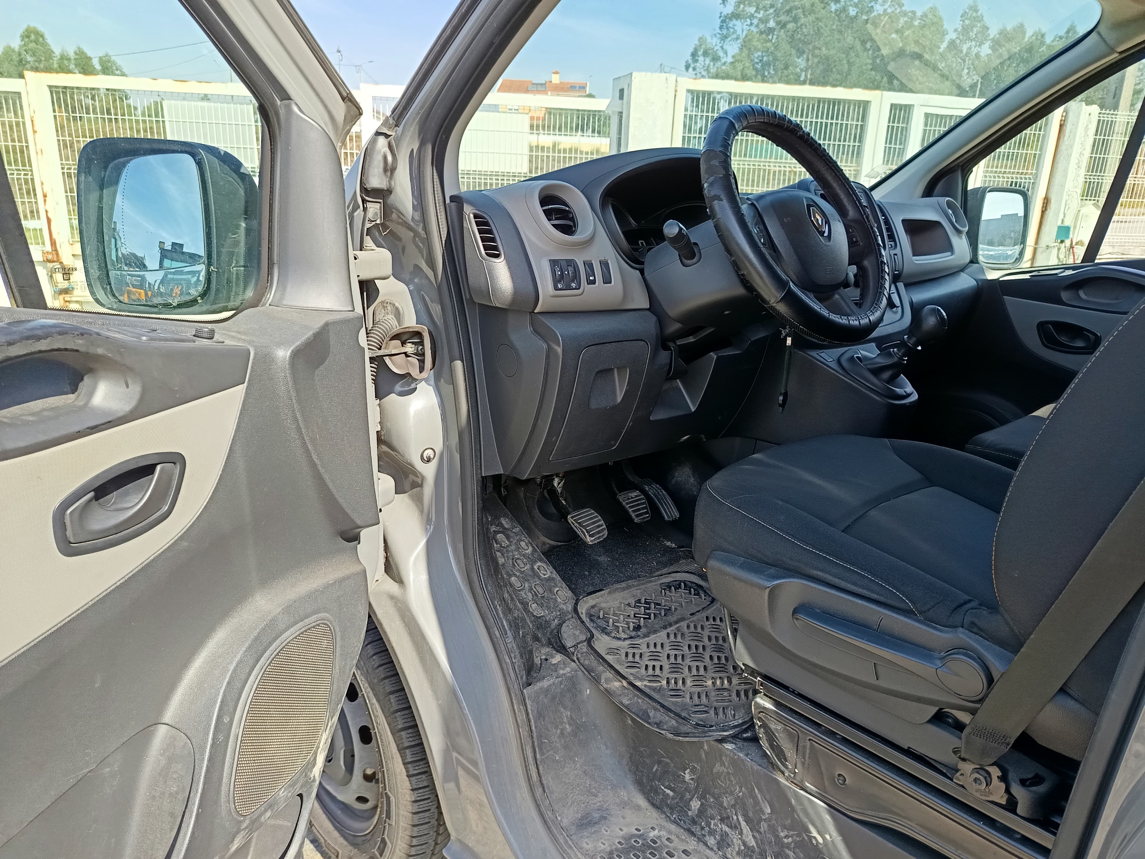 Renault Trafic · Ano 2015 — imagem 28