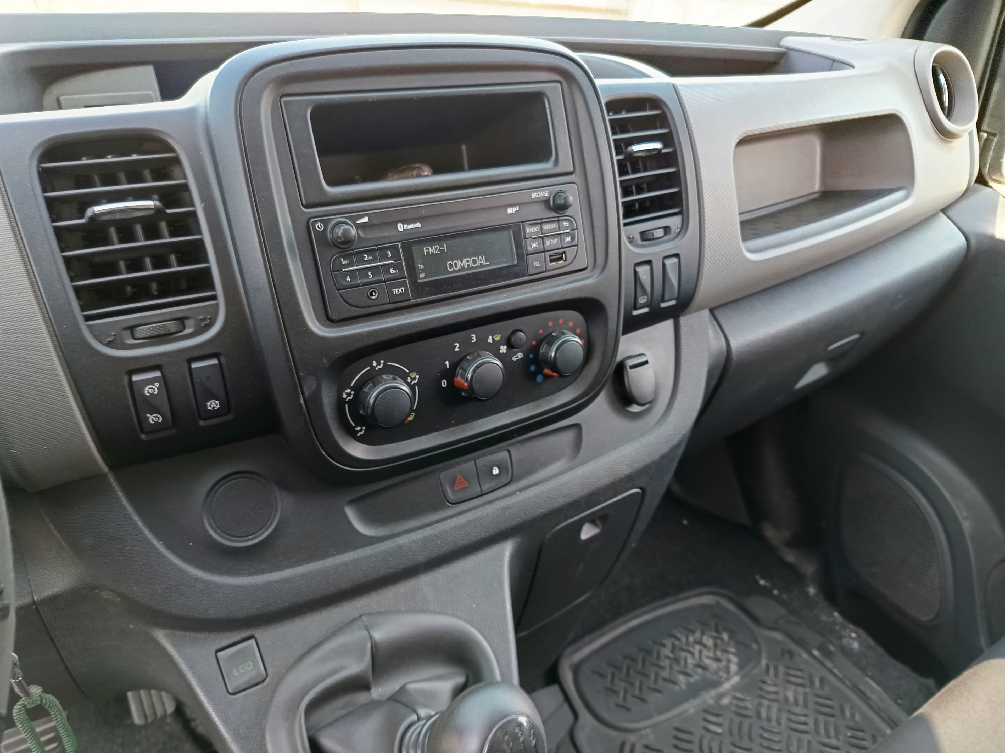 Renault Trafic · Ano 2015 — imagem 33