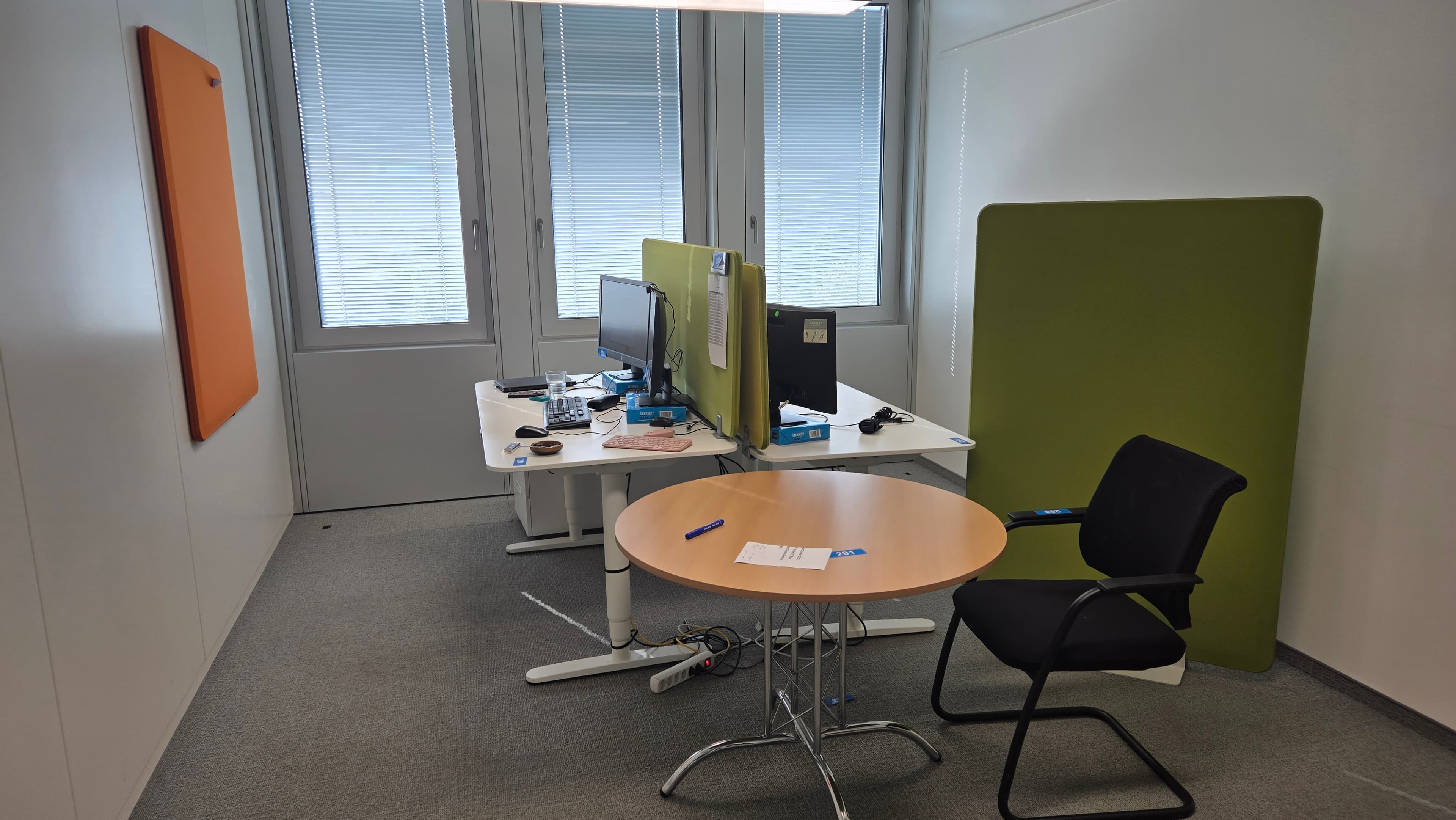 Espace de travail ergonomique avec mobilier complet