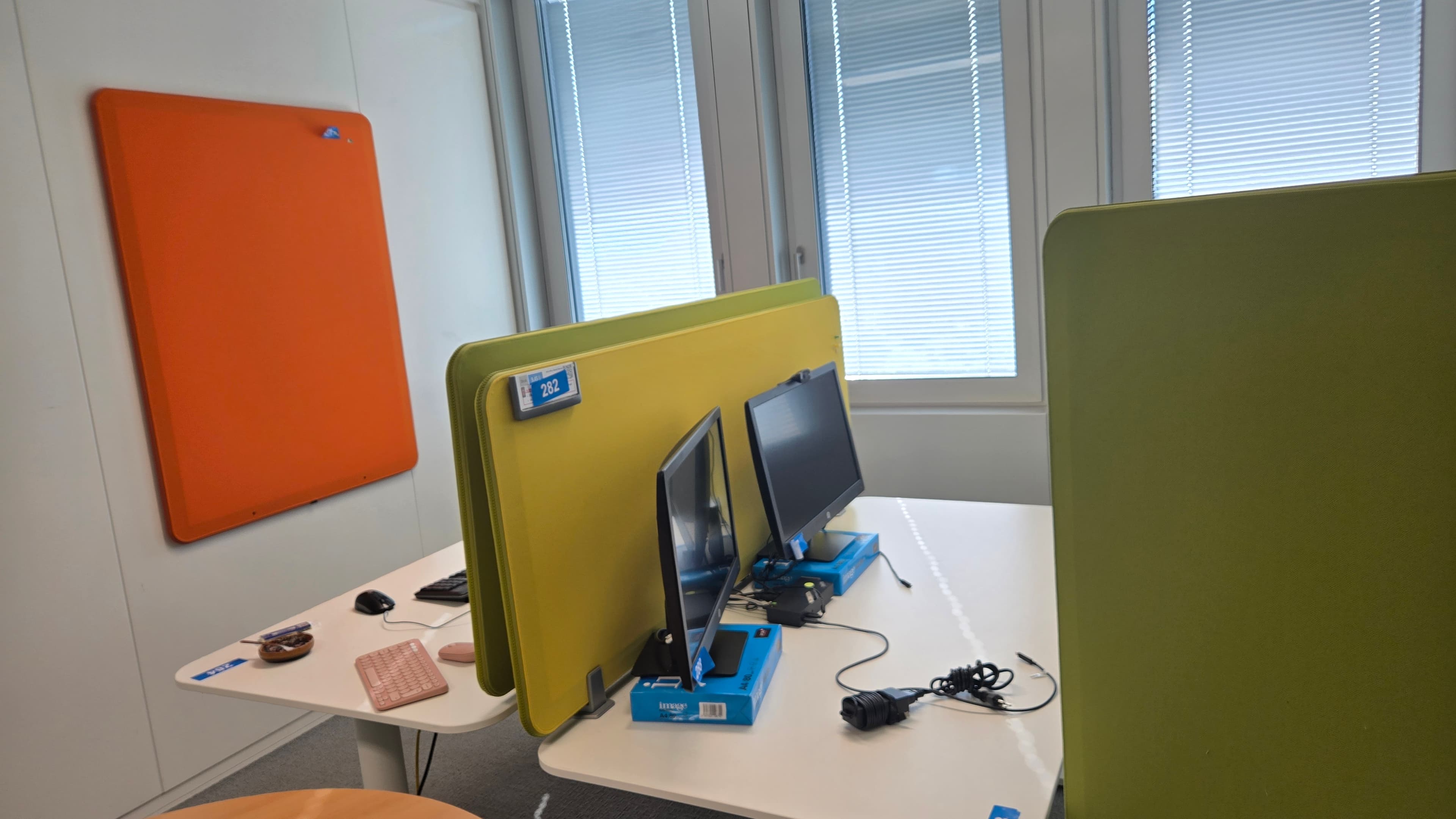 Espace de travail ergonomique avec mobilier complet — imagem 3