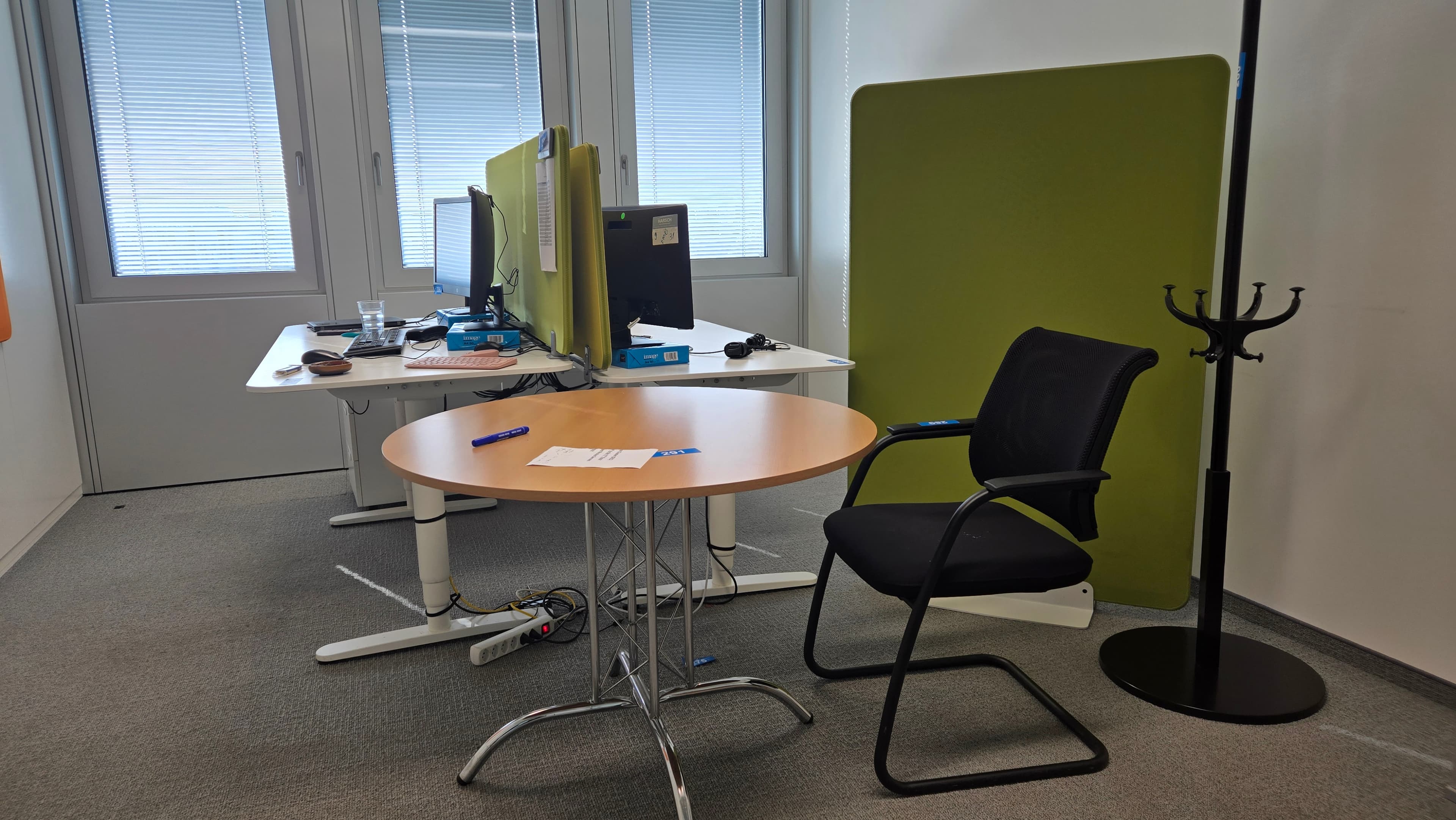 Espace de travail ergonomique avec mobilier complet — imagem 4