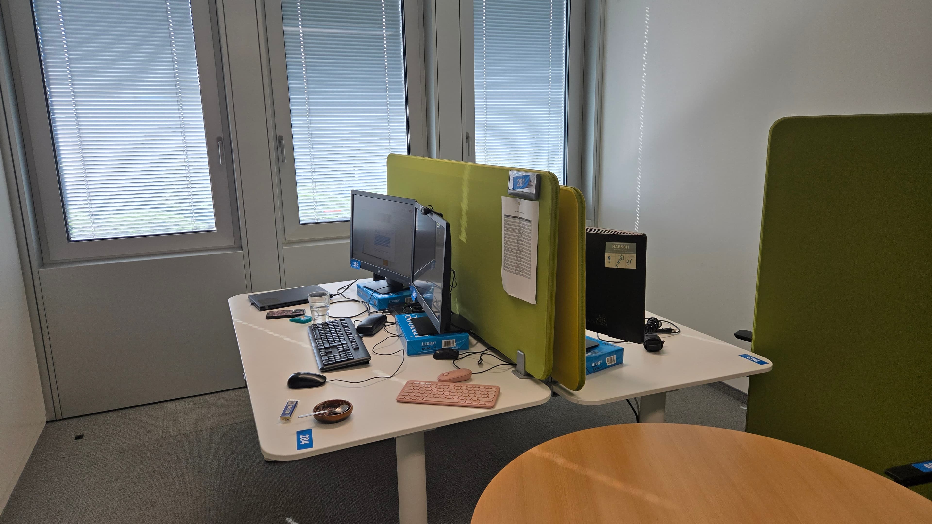 Espace de travail ergonomique avec mobilier complet — imagem 2