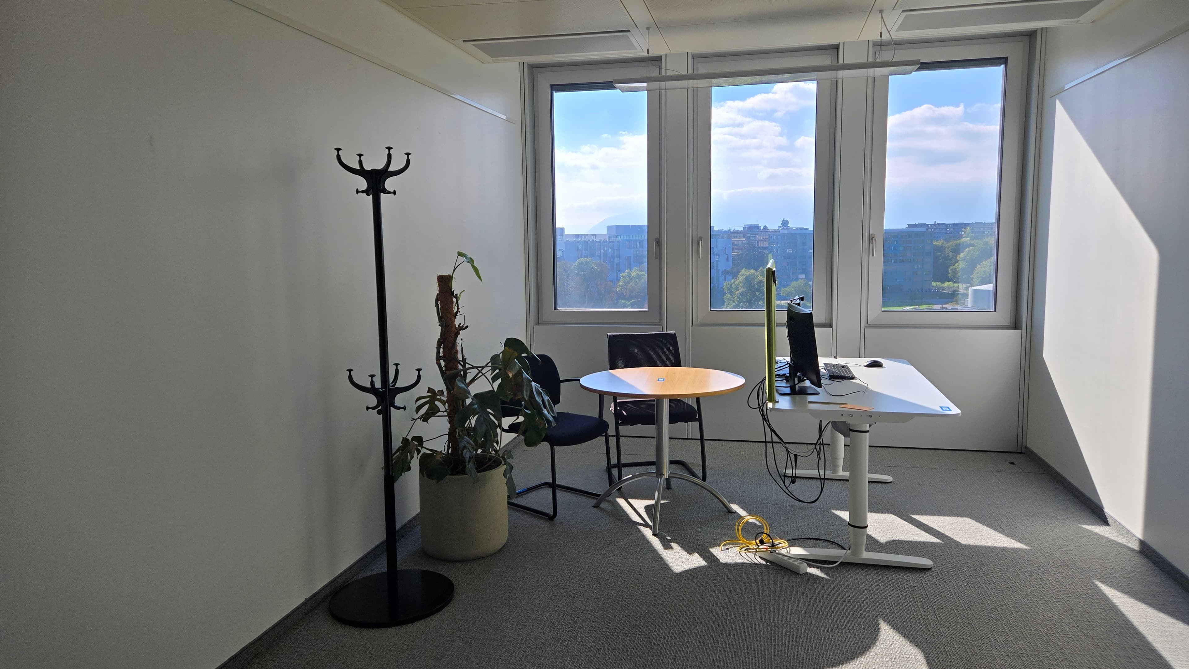 Espace de travail compact et design — imagem 3