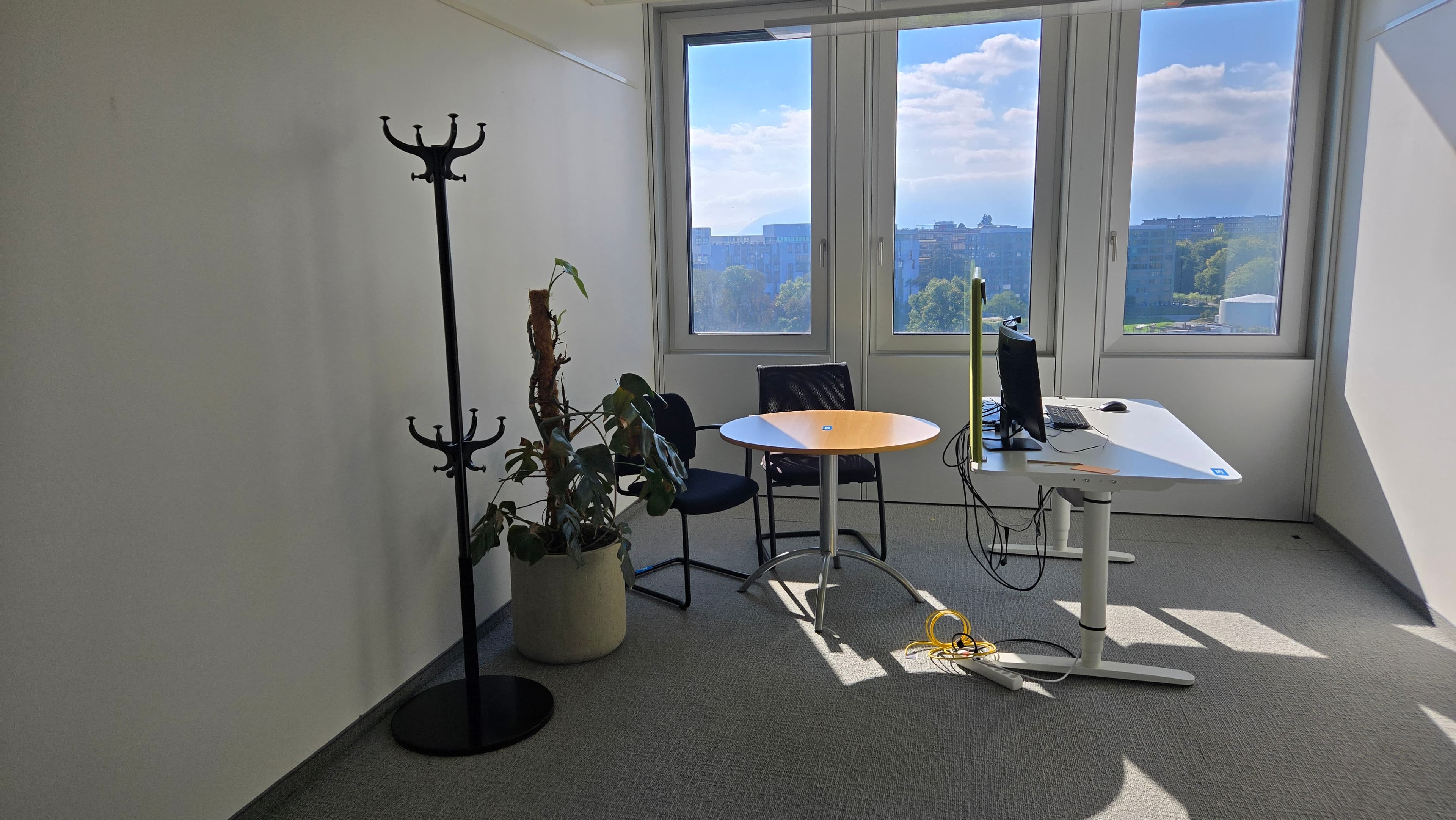 Espace de travail compact et design — imagem 2
