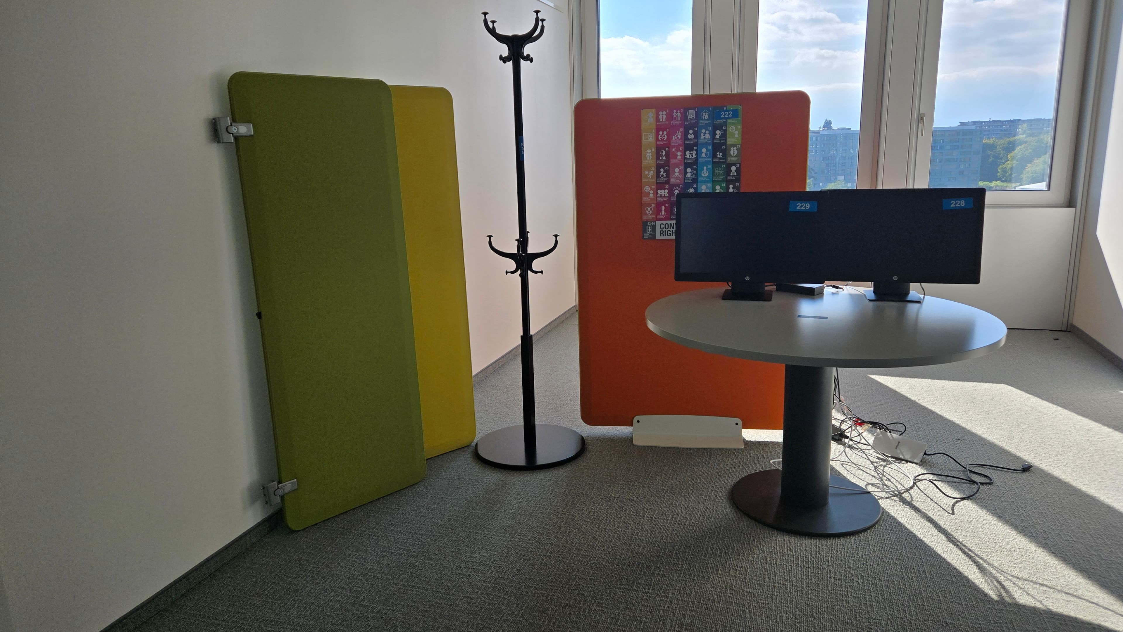 Coin de réunion avec panneau acoustique mobile — image 3