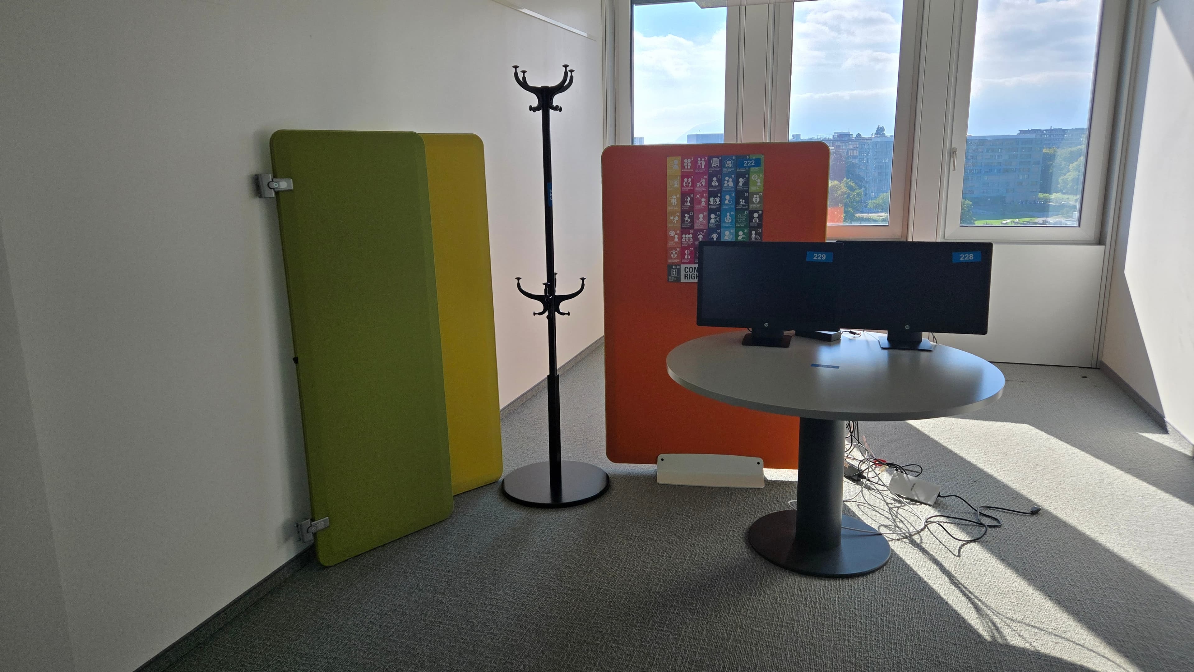 Coin de réunion avec panneau acoustique mobile — image 2