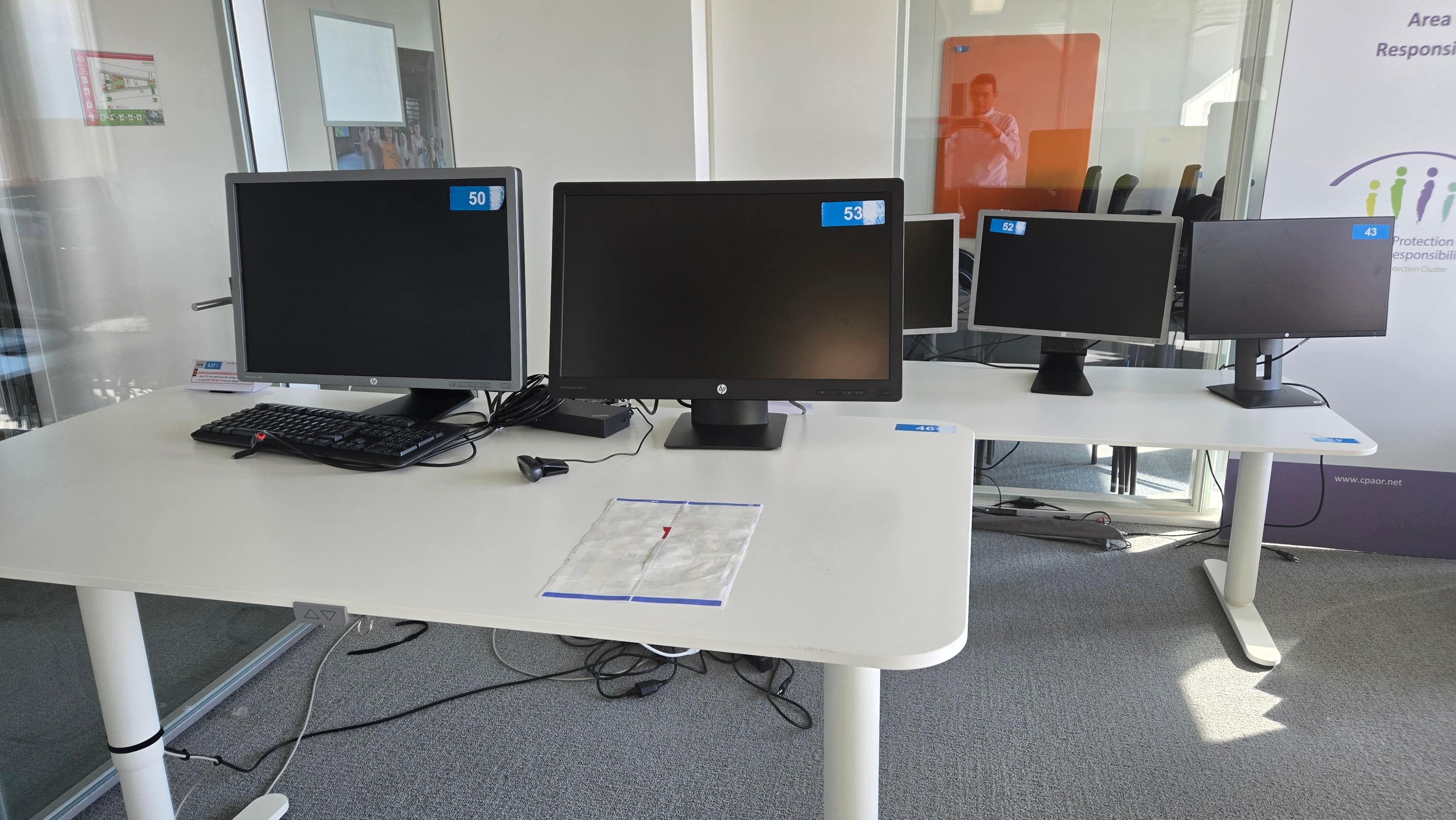 Espace de bureau modulable avec cloisons et écrans HP — imagem 4
