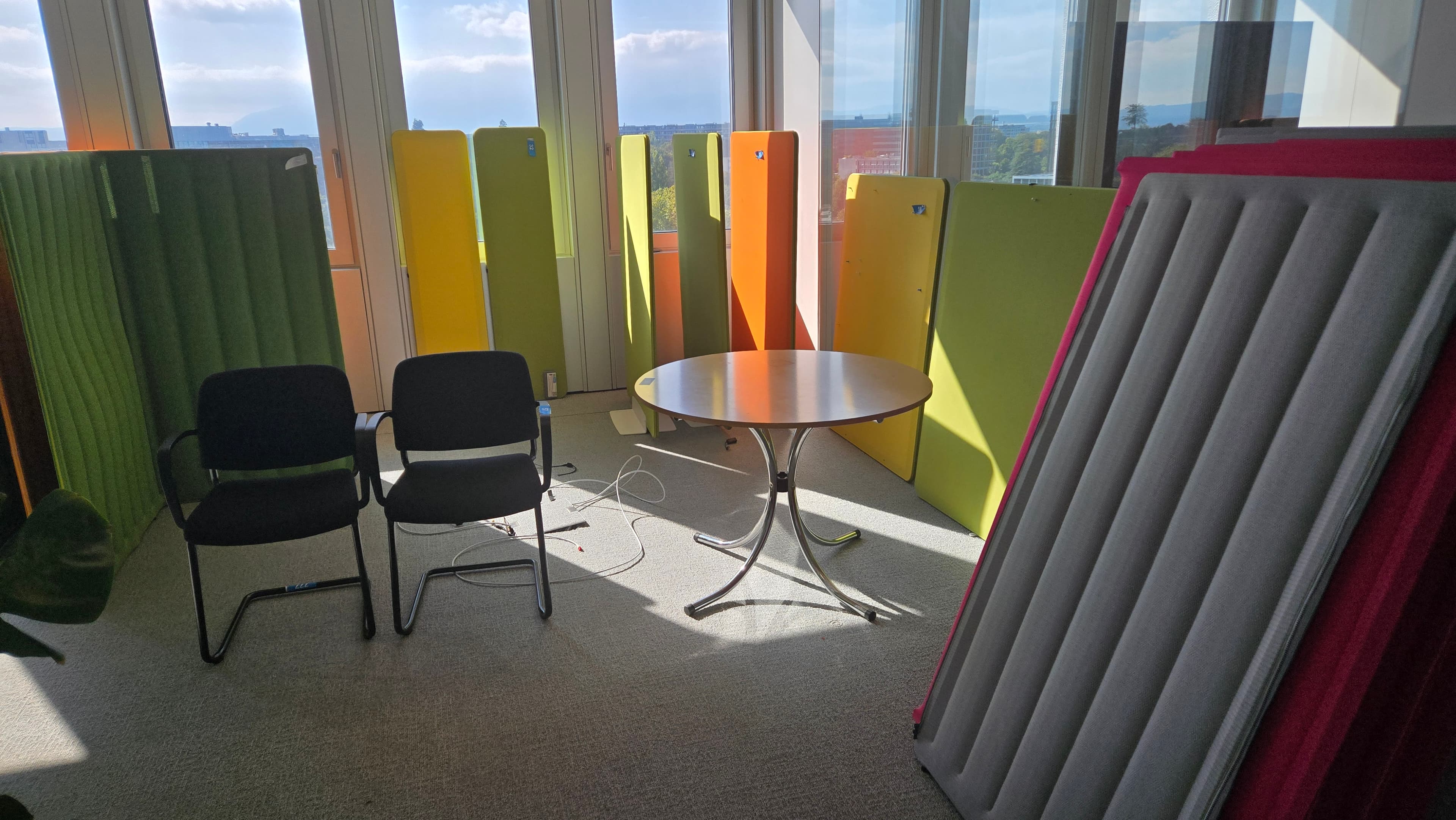 Espace de bureau modulable avec cloisons et écrans HP — imagem 1