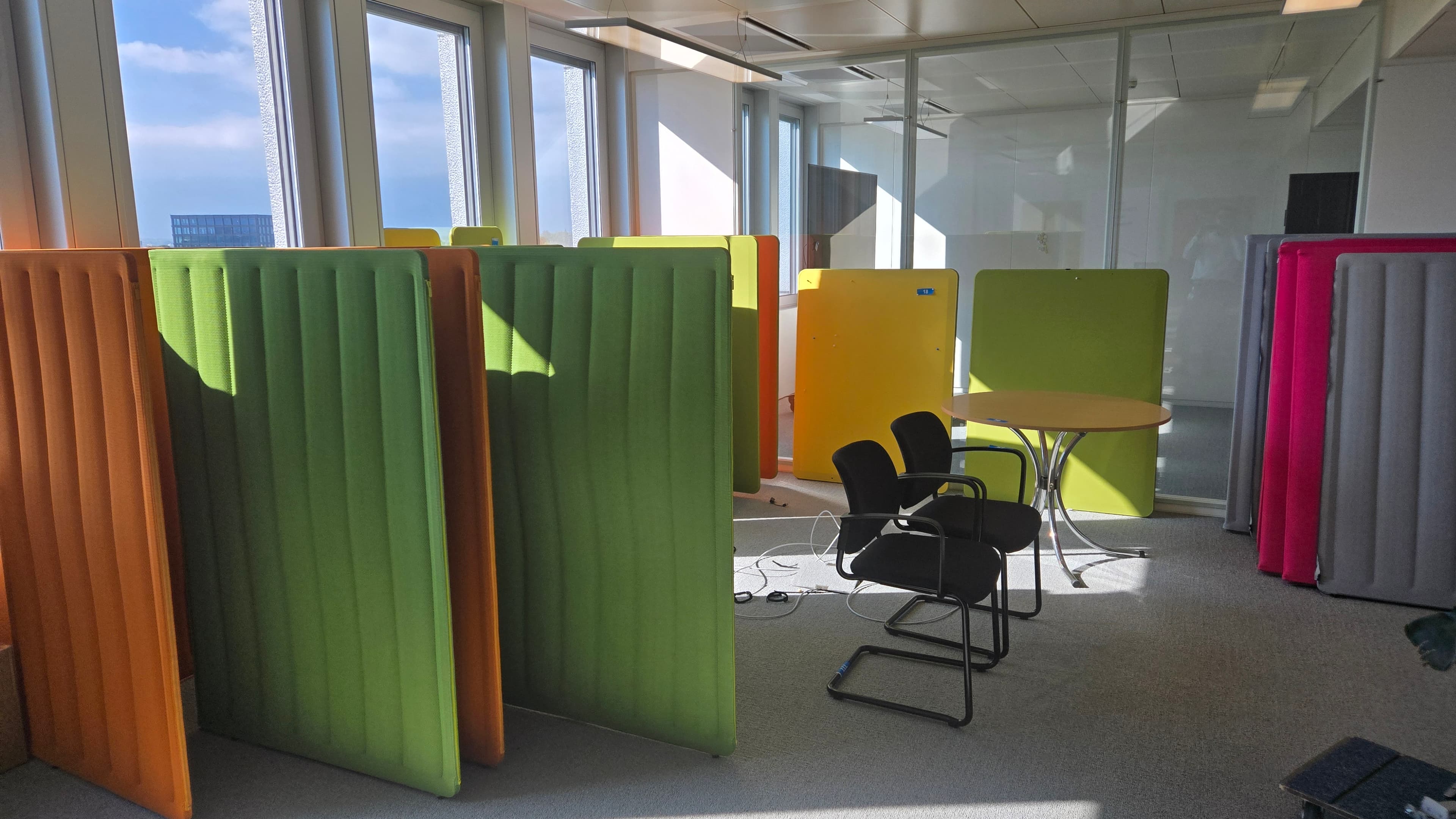 Espace de bureau modulable avec cloisons et écrans HP — imagem 2