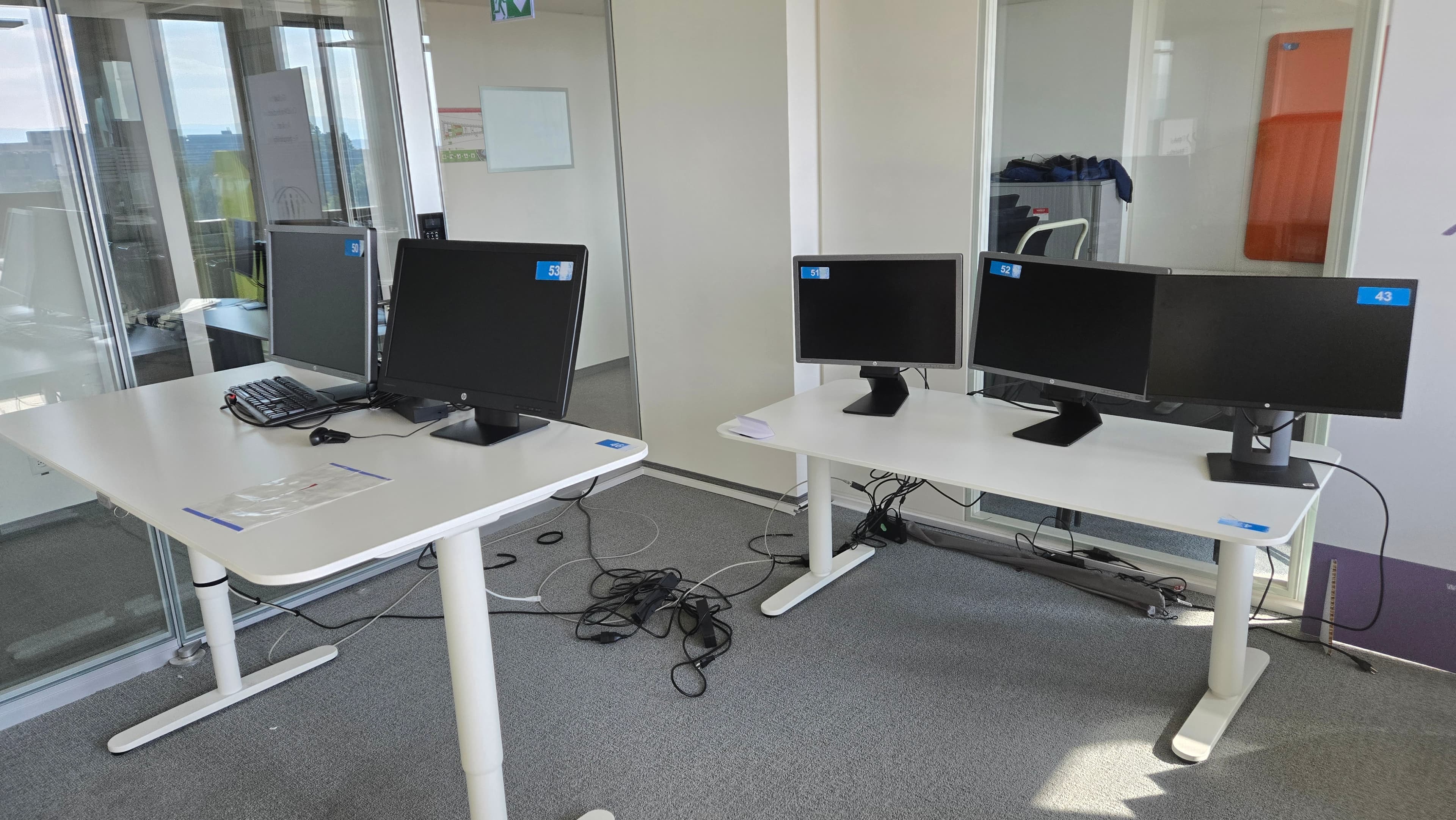 Espace de bureau modulable avec cloisons et écrans HP — imagem 3