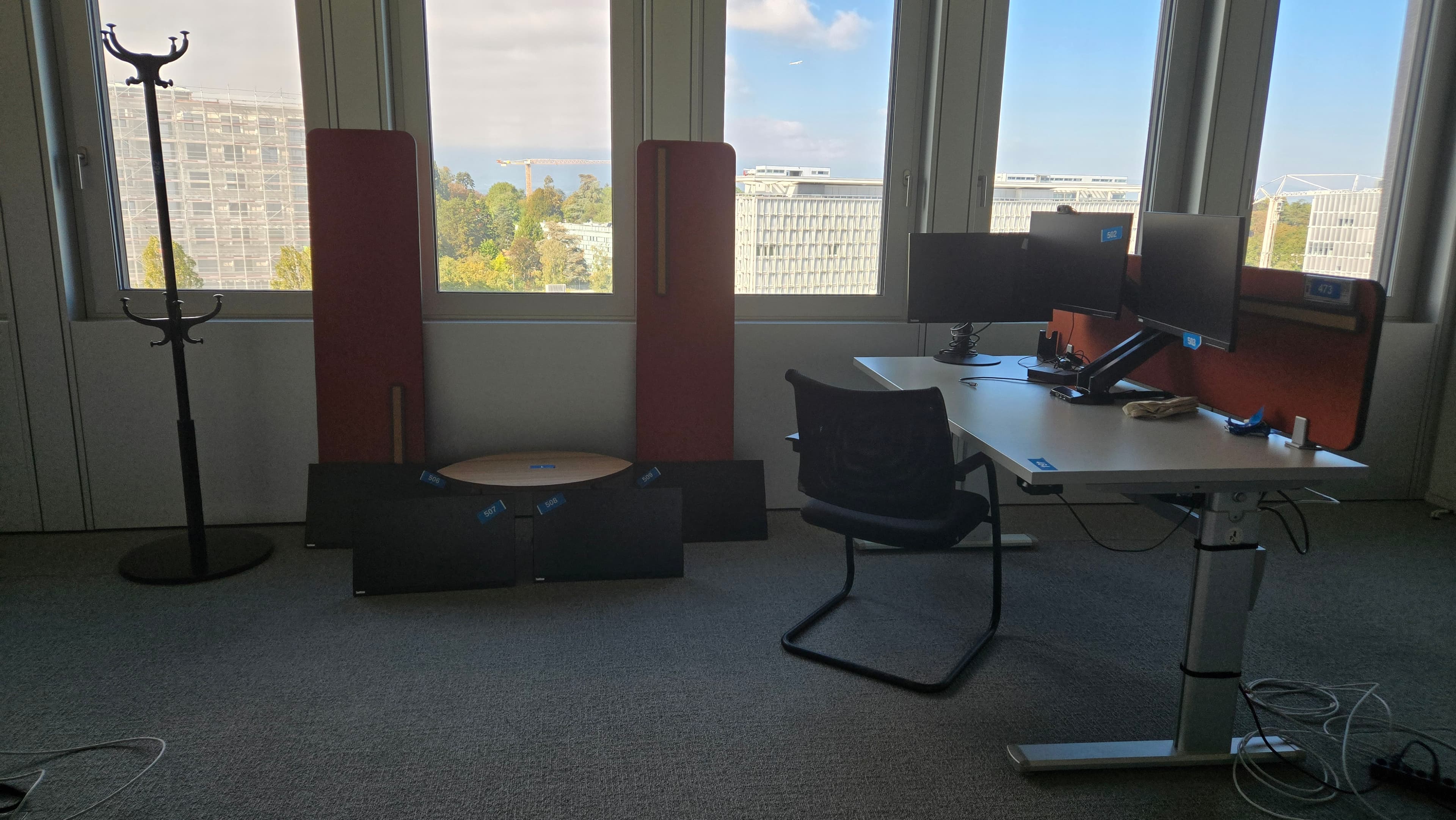 Espace de travail hybride avec mobilier design — imagem 4