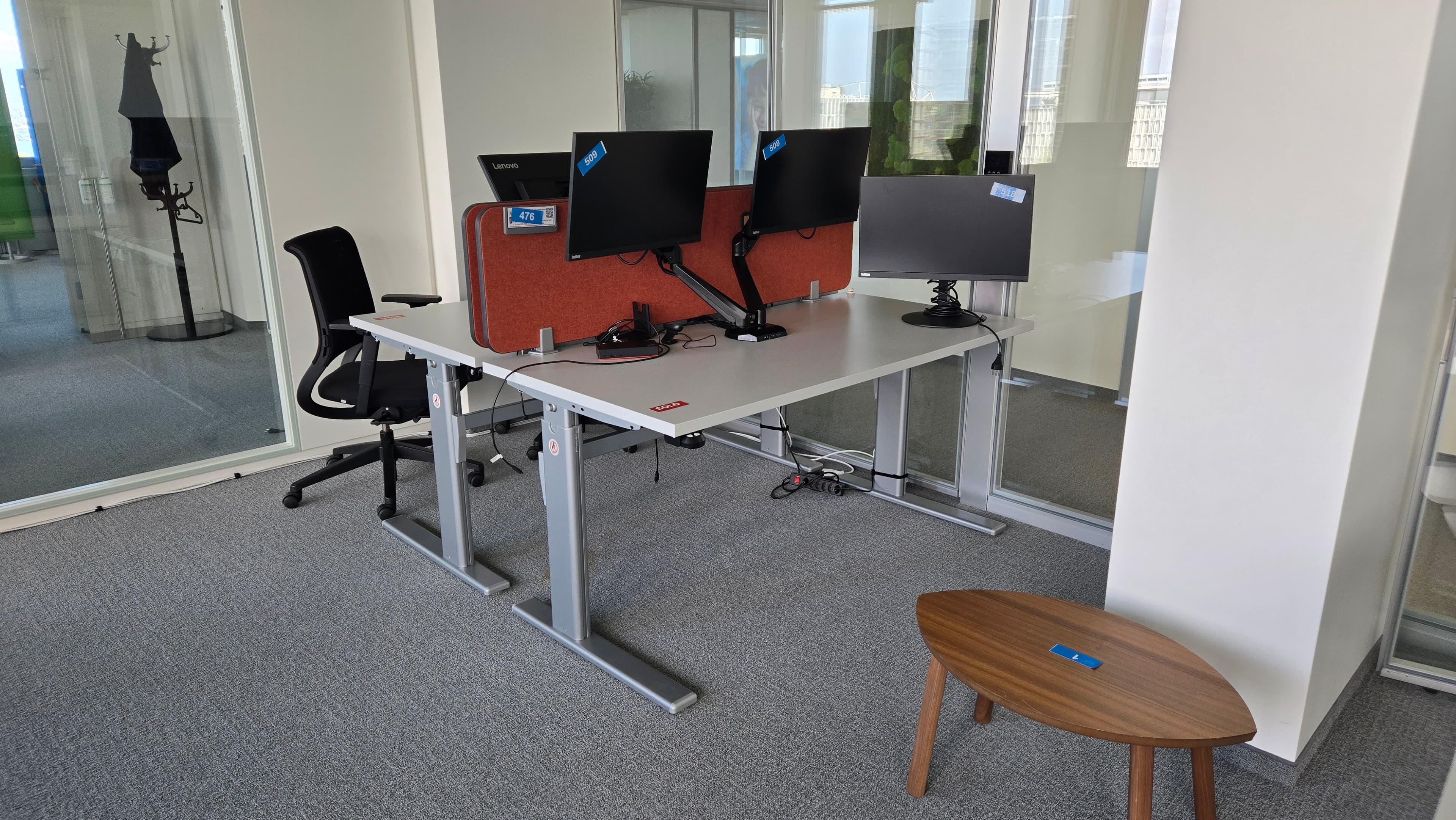 Espace de travail hybride avec mobilier design — imagem 2
