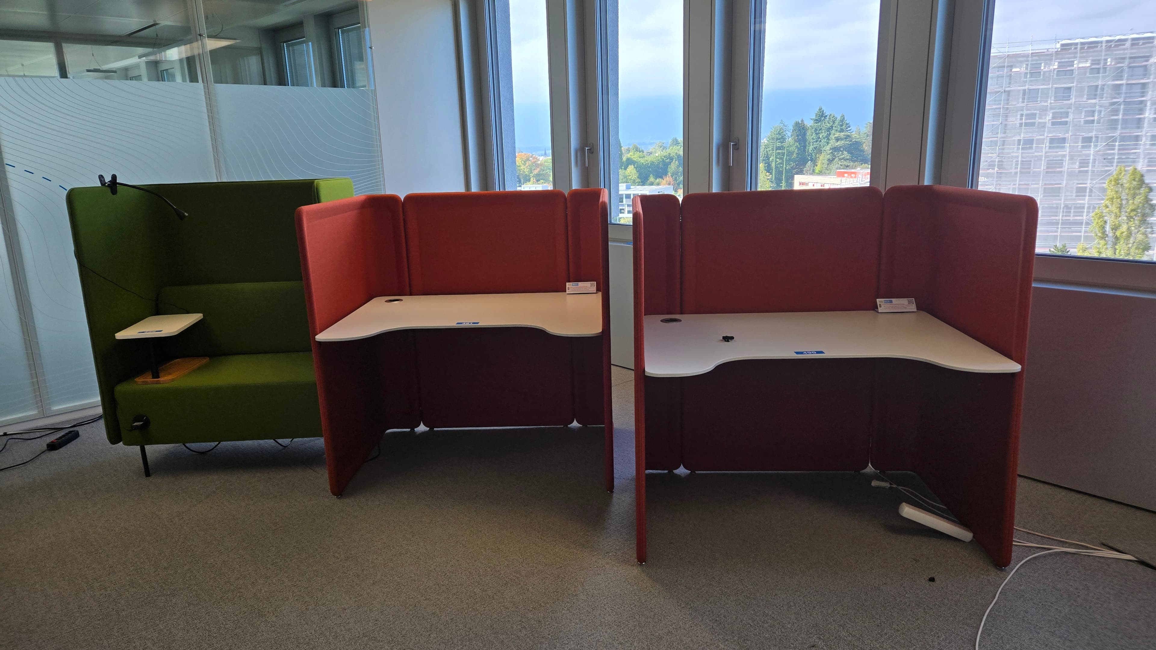 Espace de travail hybride avec mobilier design — imagem 1