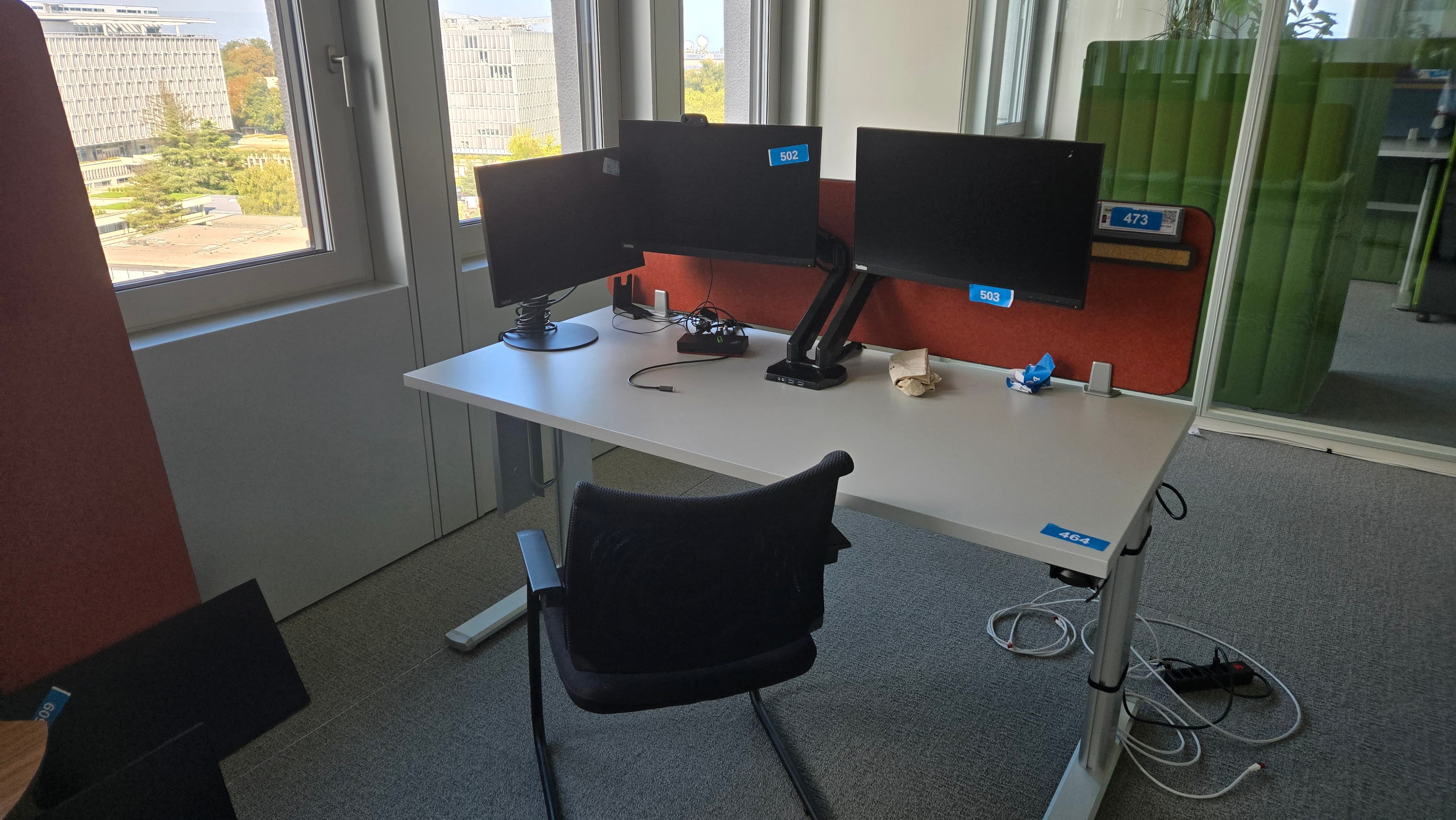 Espace de travail hybride avec mobilier design — imagem 5