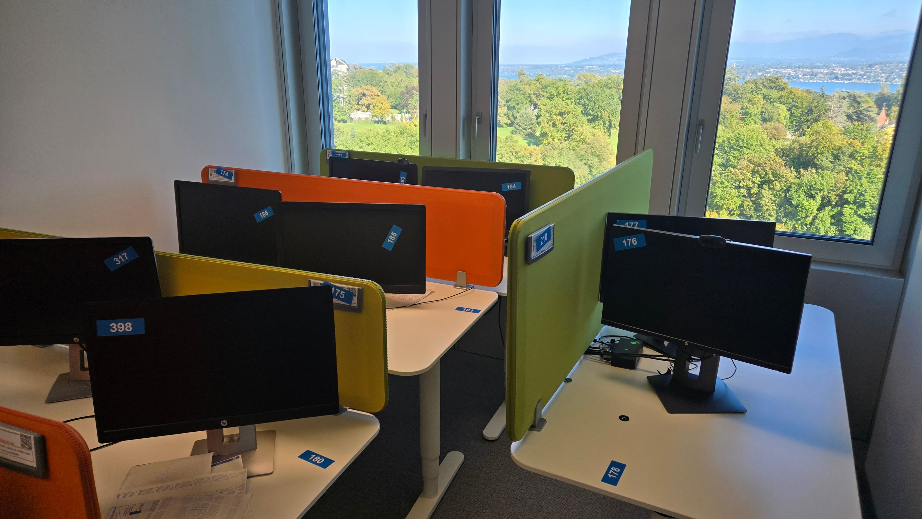 Ensemble de postes de travail avec écrans HP — imagem 3