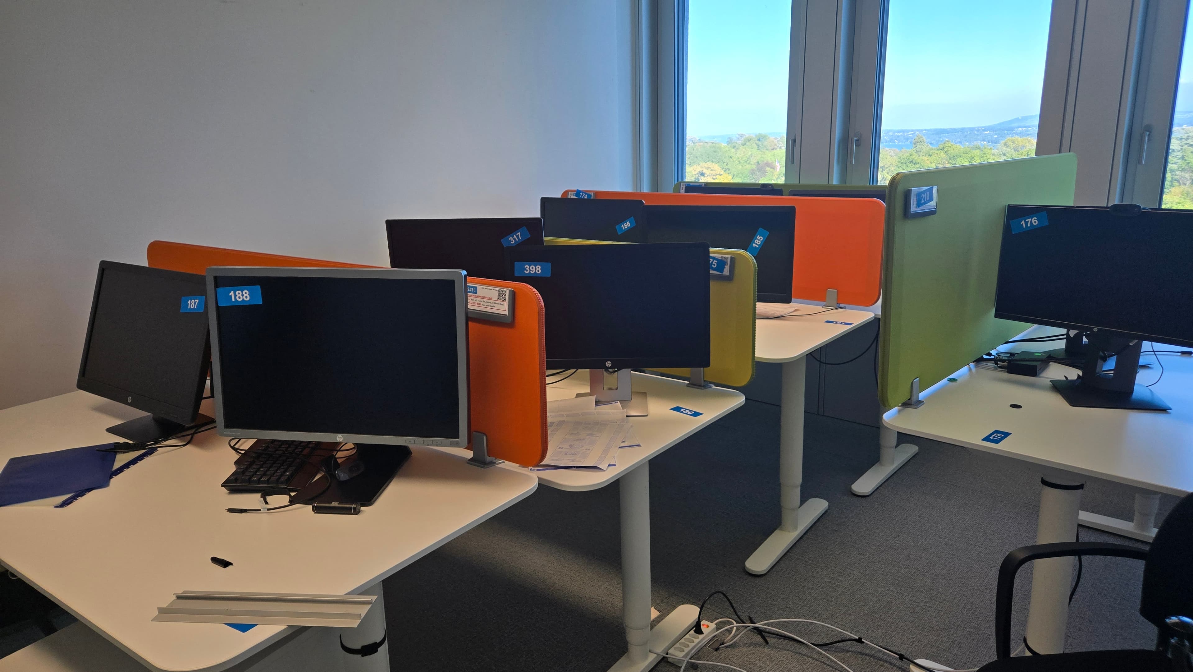 Ensemble de postes de travail avec écrans HP — imagem 4