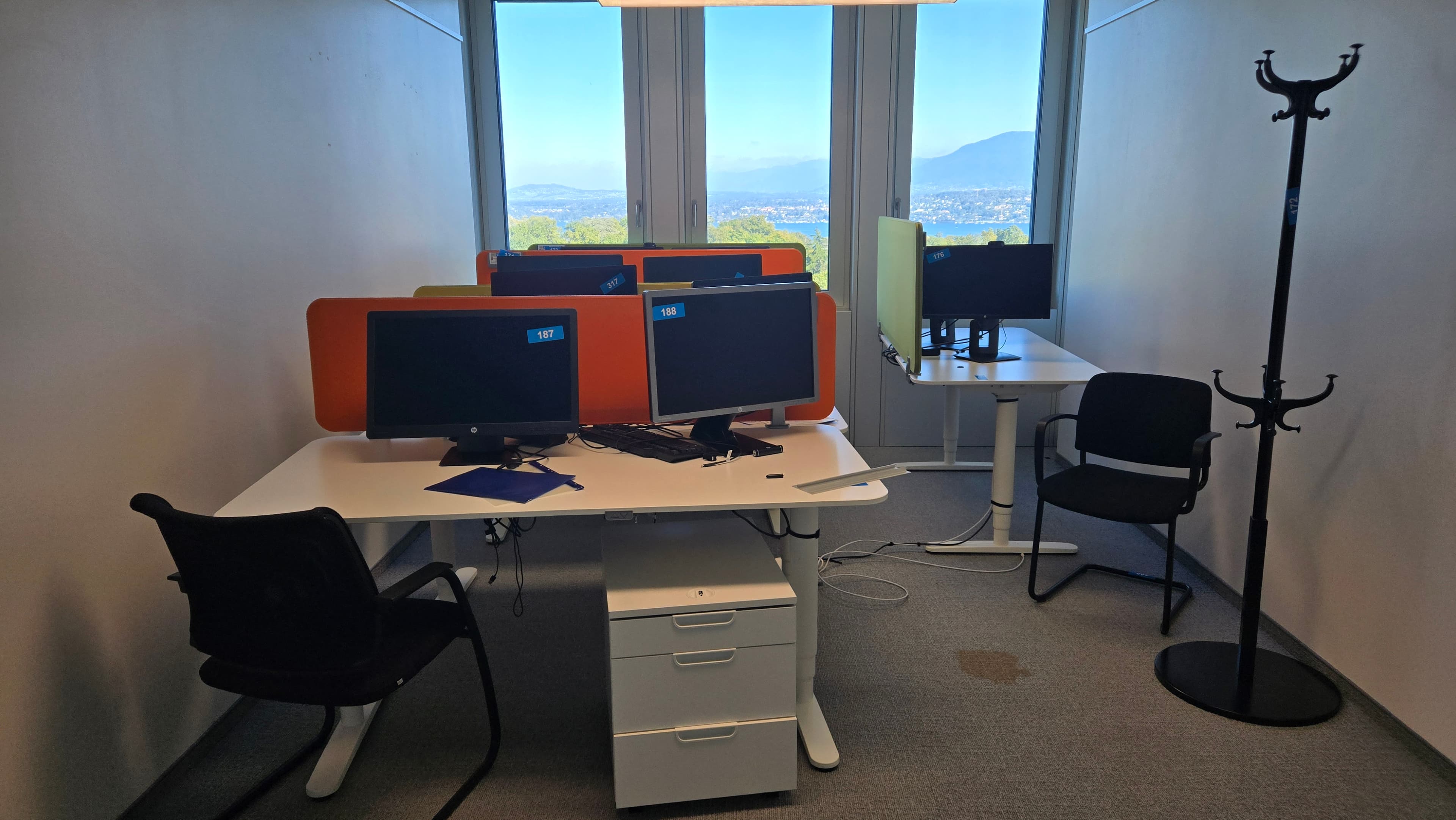 Ensemble de postes de travail avec écrans HP — imagem 1