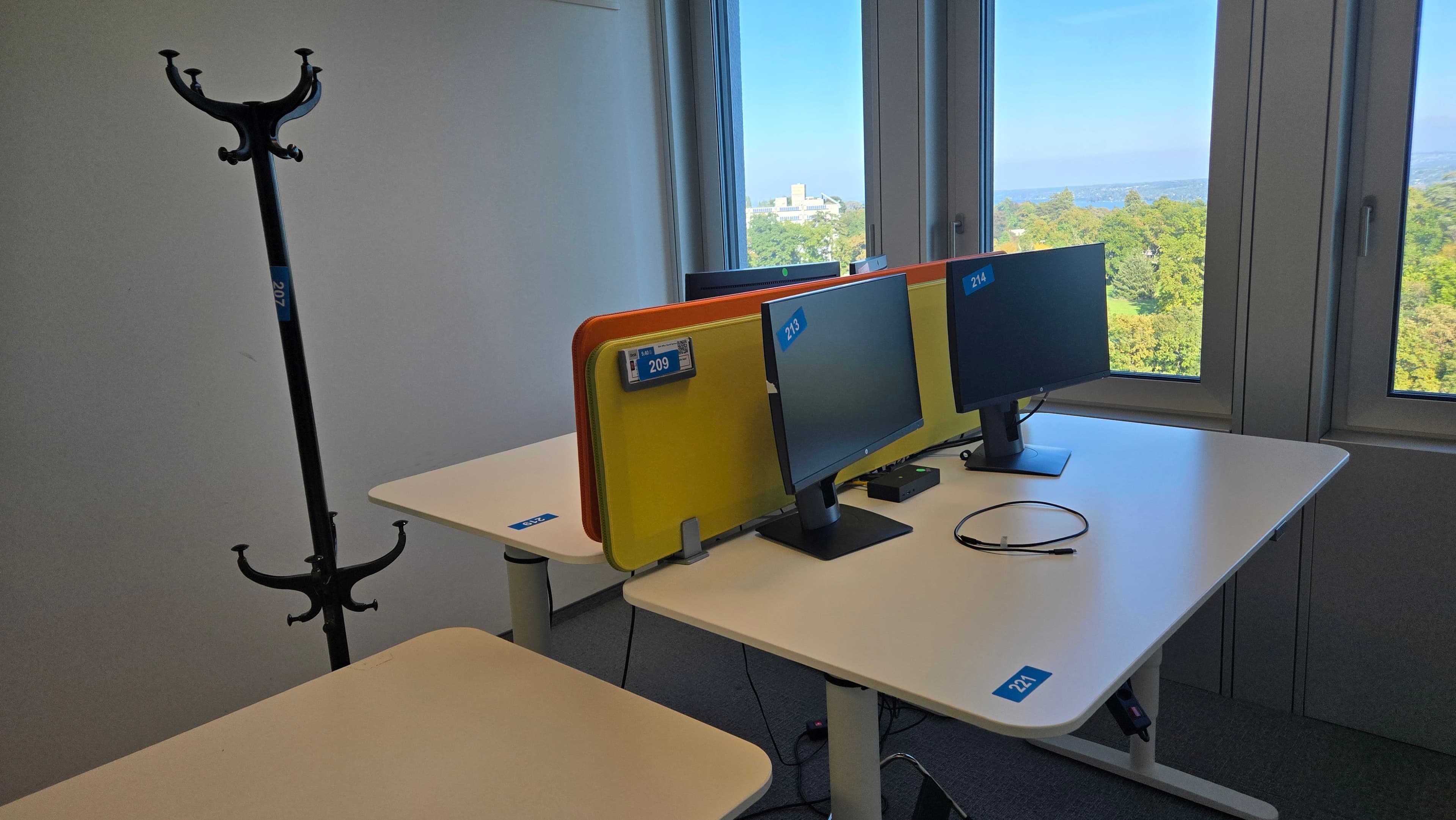 Ensemble de bureaux réglables avec écrans HP — imagen 3