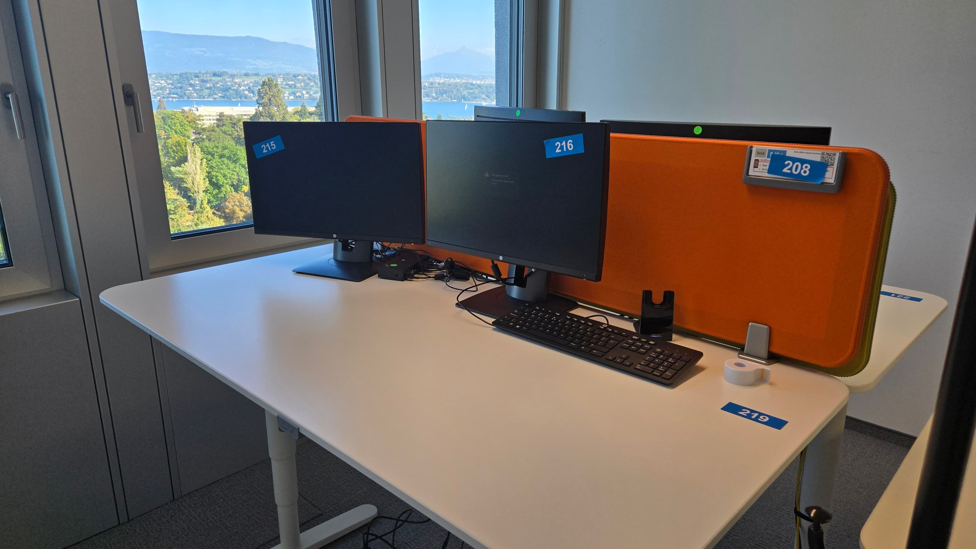Ensemble de bureaux réglables avec écrans HP — imagen 4