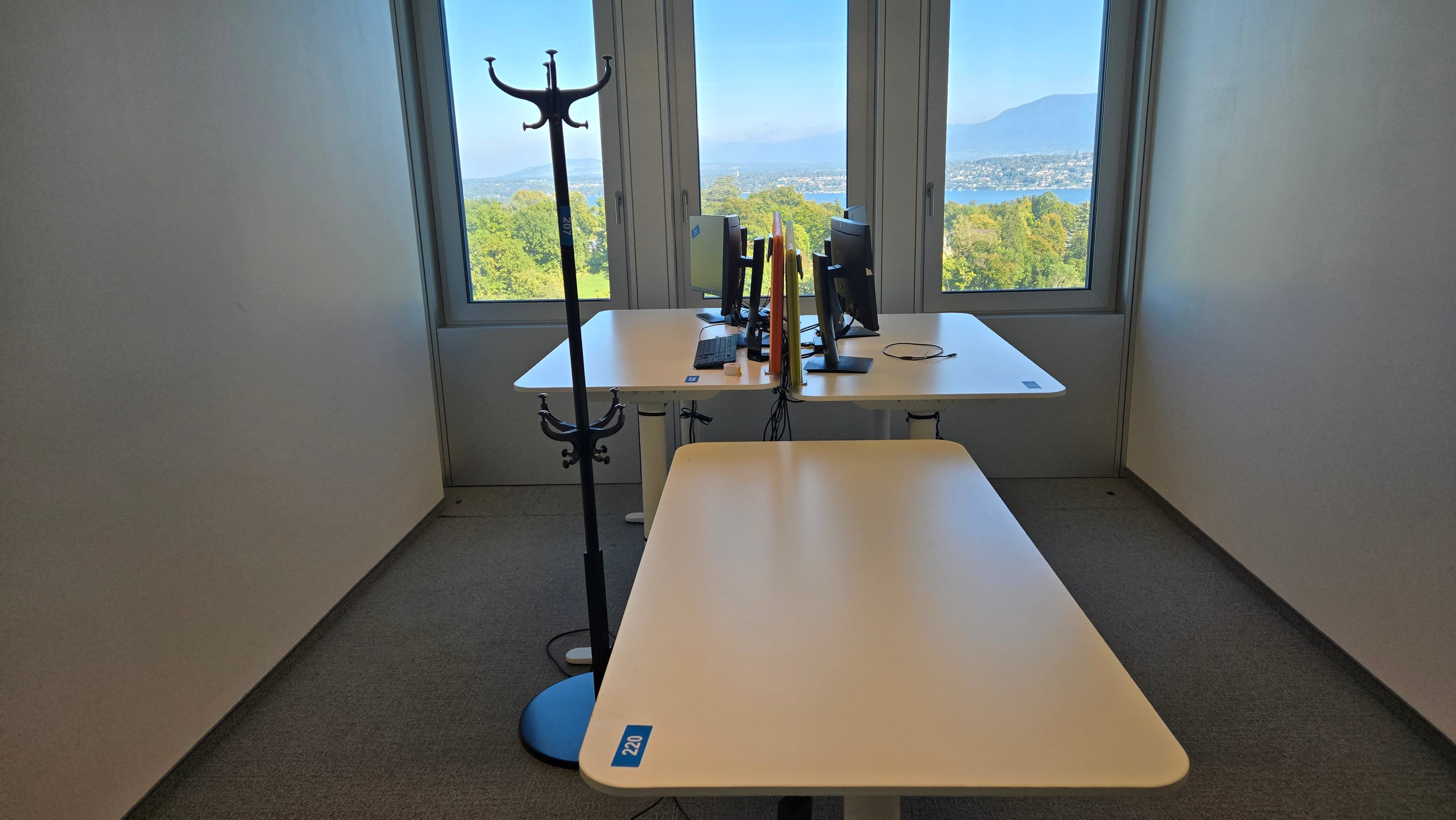 Ensemble de bureaux réglables avec écrans HP — imagen 2