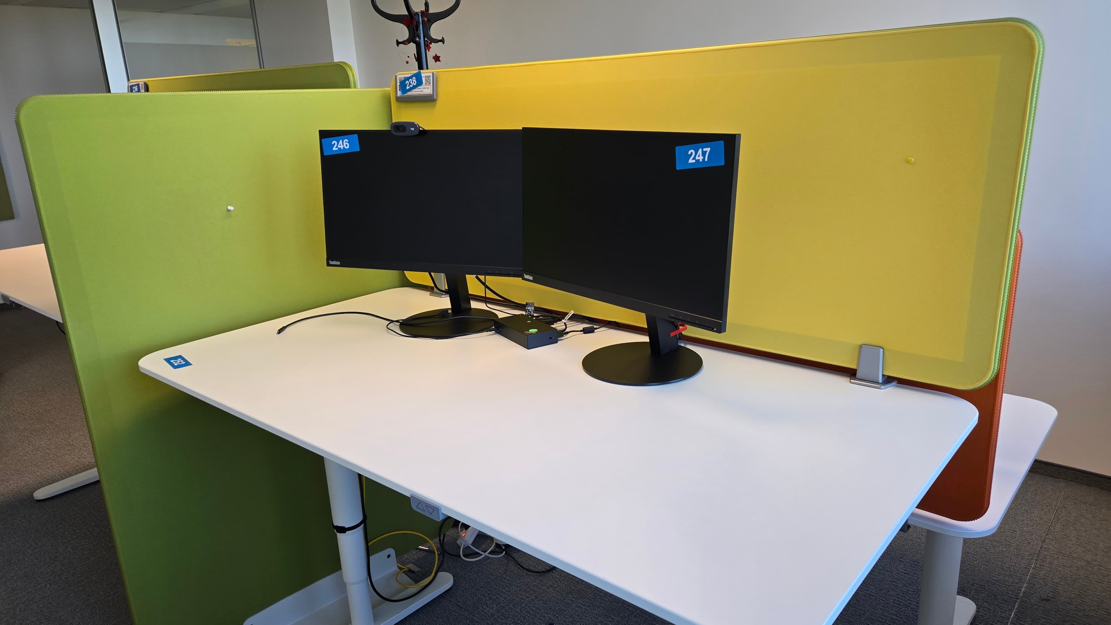 Ensemble de bureaux modernes avec écrans Lenovo — imagem 5