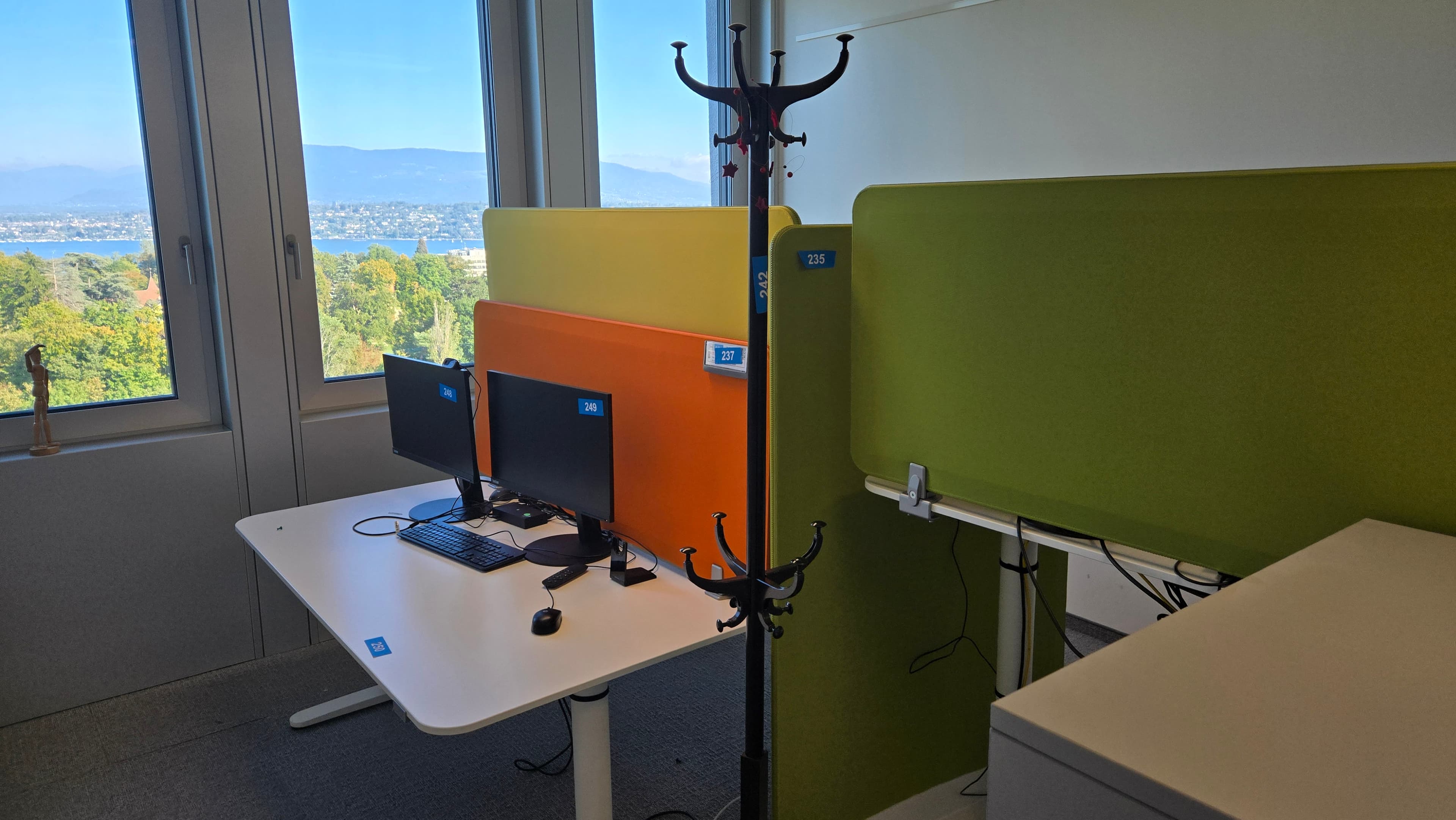 Ensemble de bureaux modernes avec écrans Lenovo — imagem 3