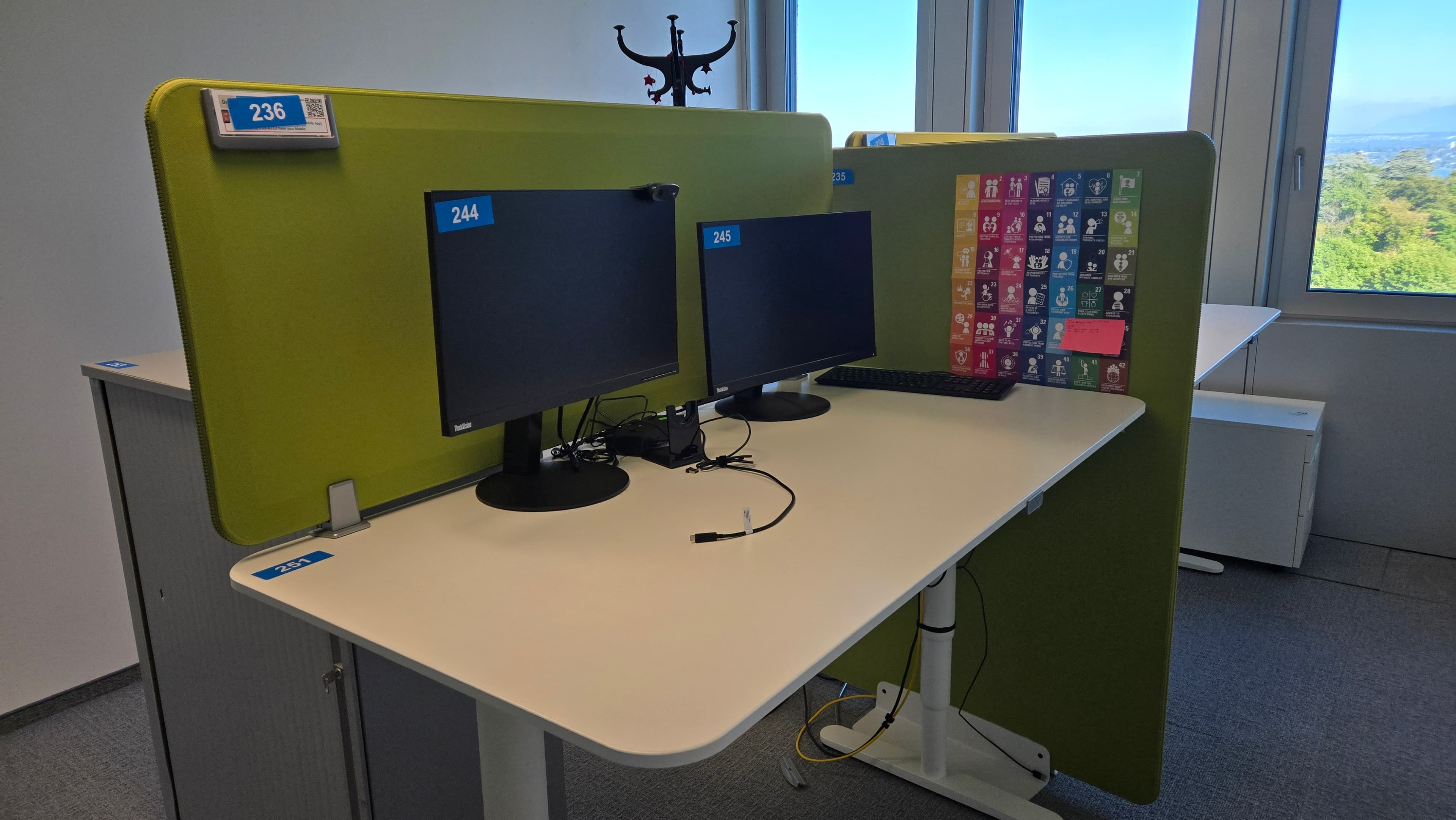 Ensemble de bureaux modernes avec écrans Lenovo — imagem 4