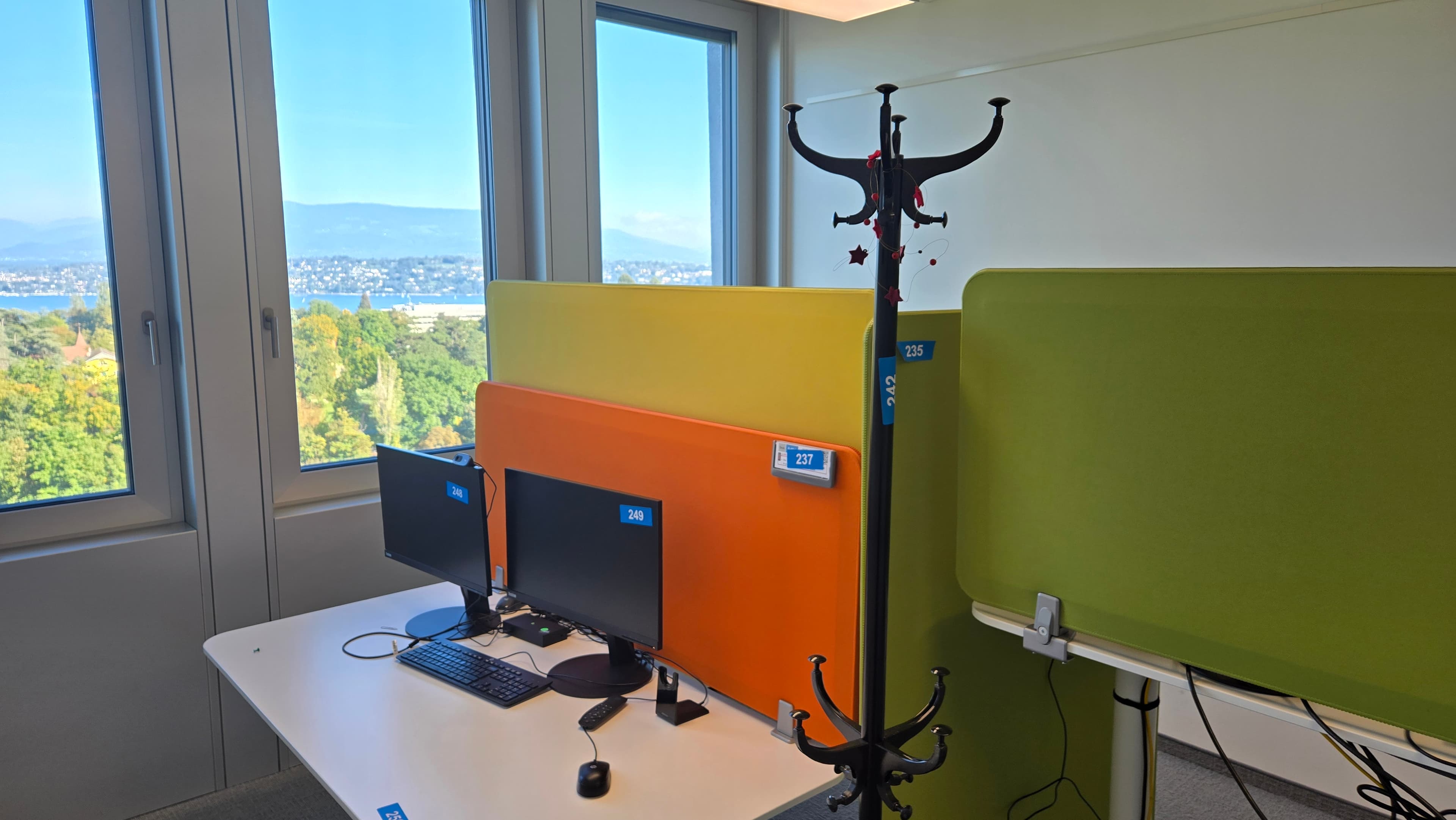 Ensemble de bureaux modernes avec écrans Lenovo — imagem 1
