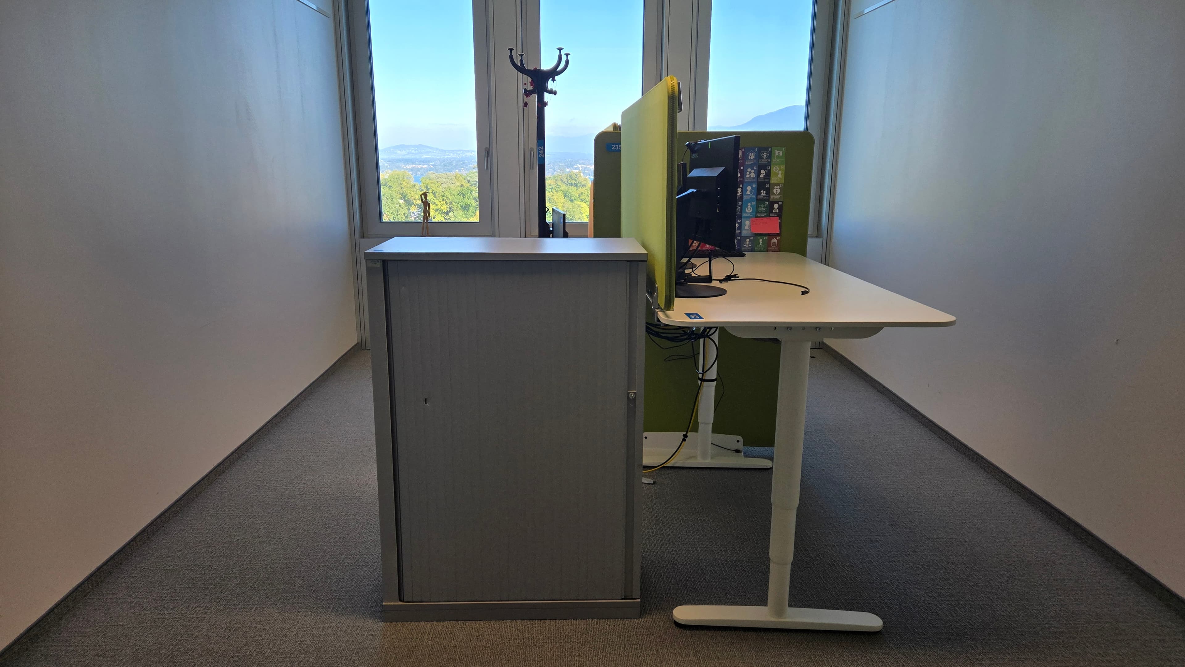 Ensemble de bureaux modernes avec écrans Lenovo — imagem 2