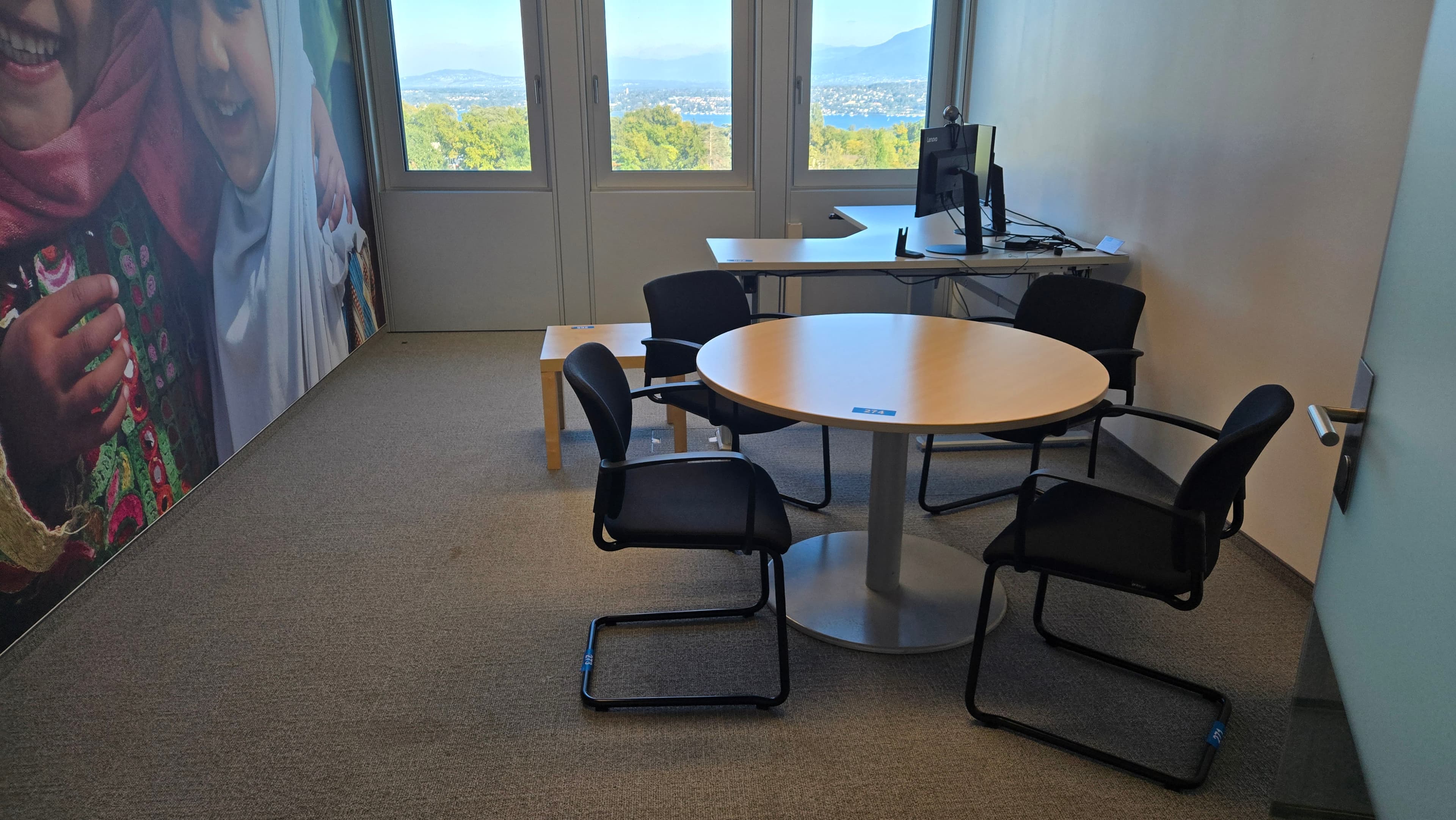 Bureau d’angle Trosellie avec table ronde et chaises Girsberger — imagem 1