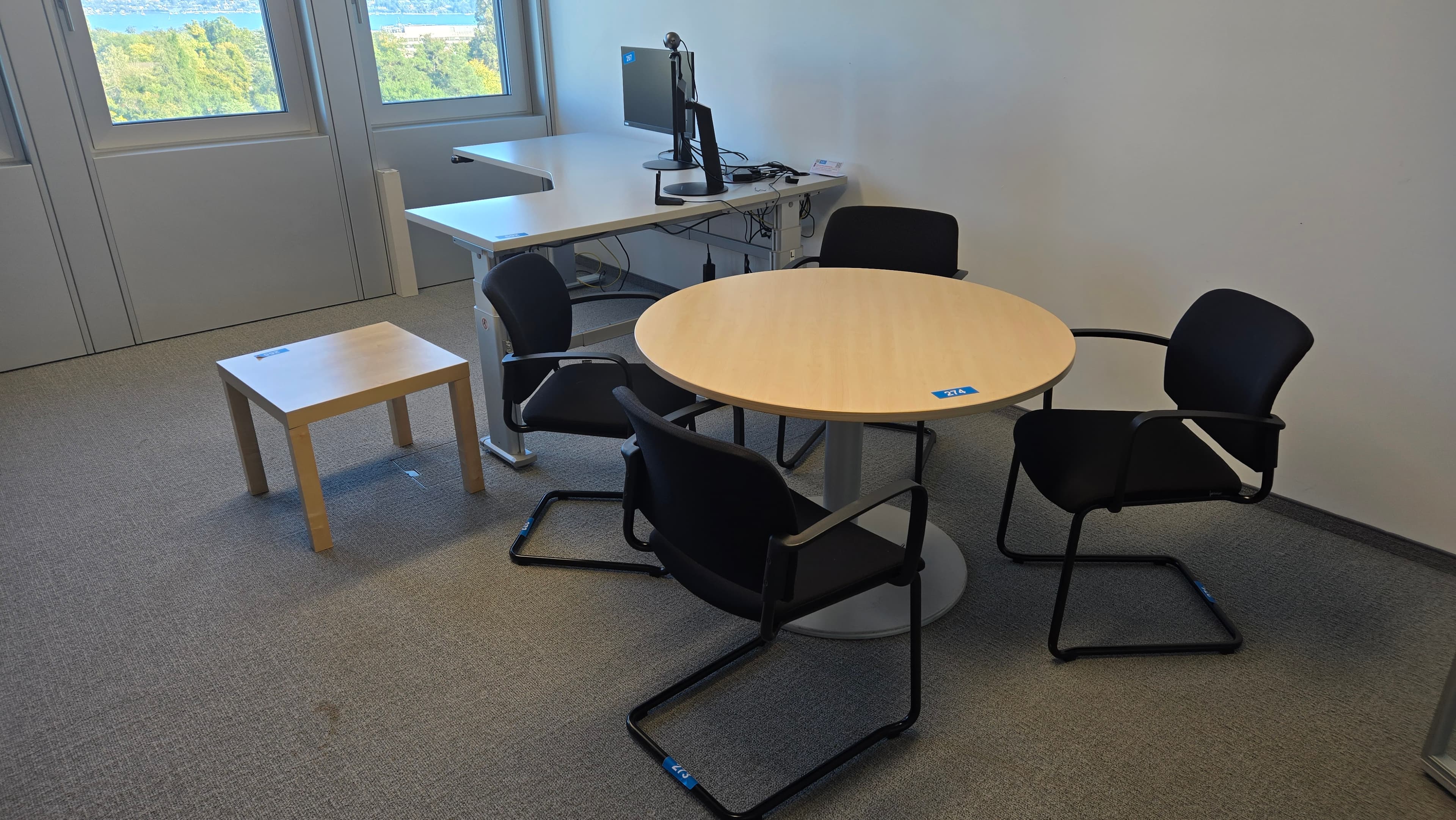 Bureau d’angle Trosellie avec table ronde et chaises Girsberger — imagem 2