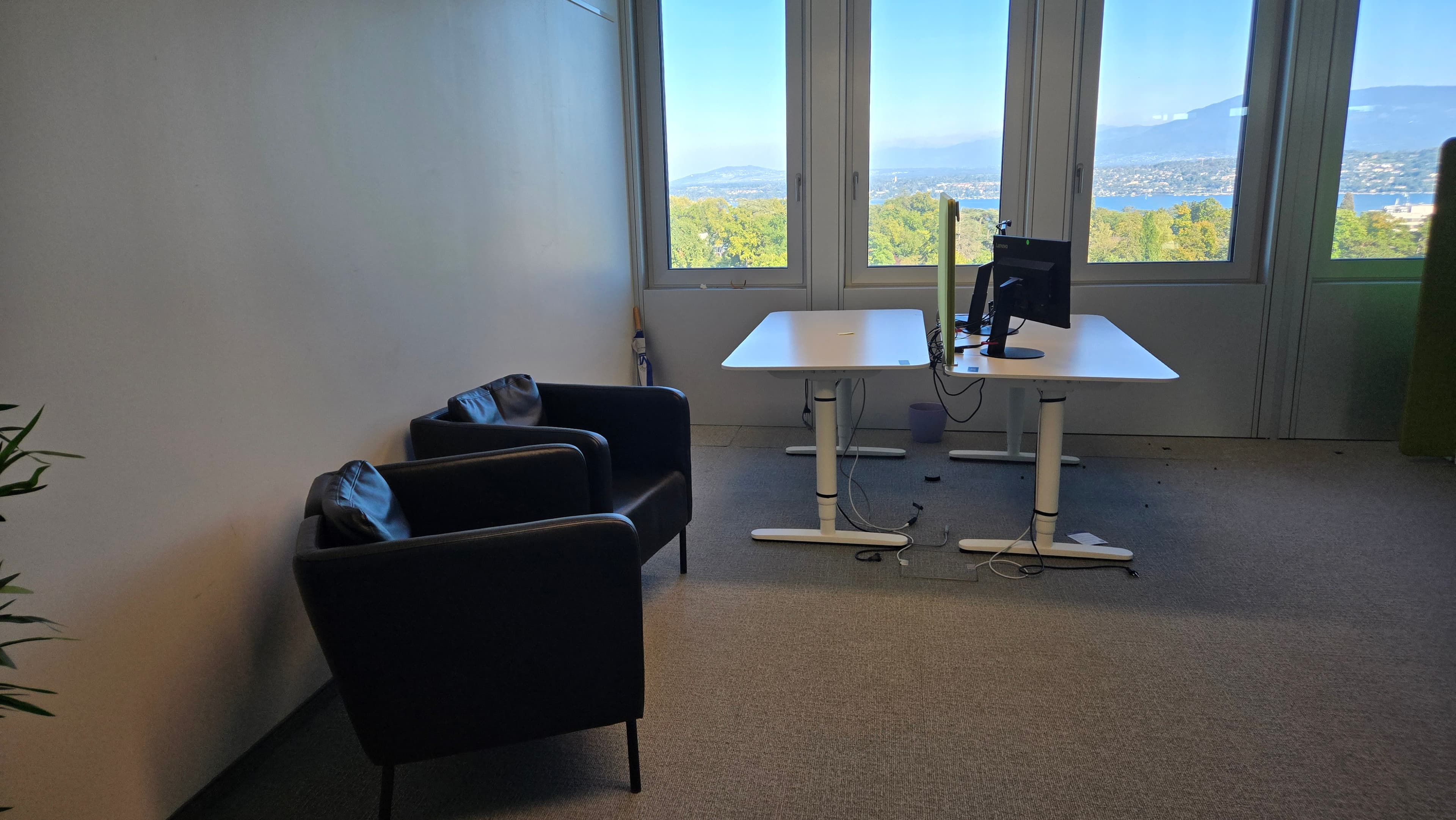 Open space ergonomique avec bureaux réglables et écrans HP & Lenovo — imagen 2