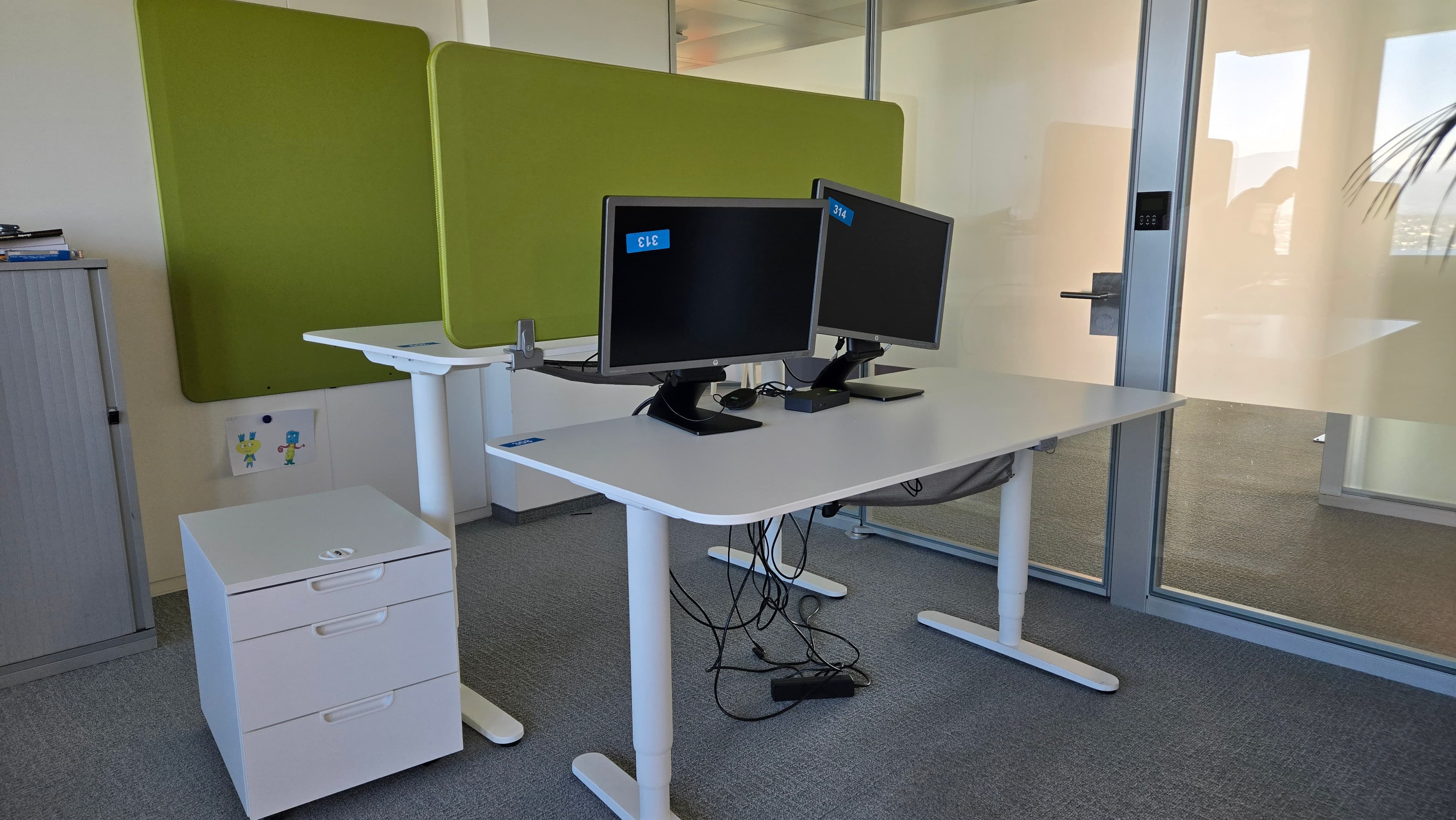 Open space ergonomique avec bureaux réglables et écrans HP & Lenovo — imagen 4