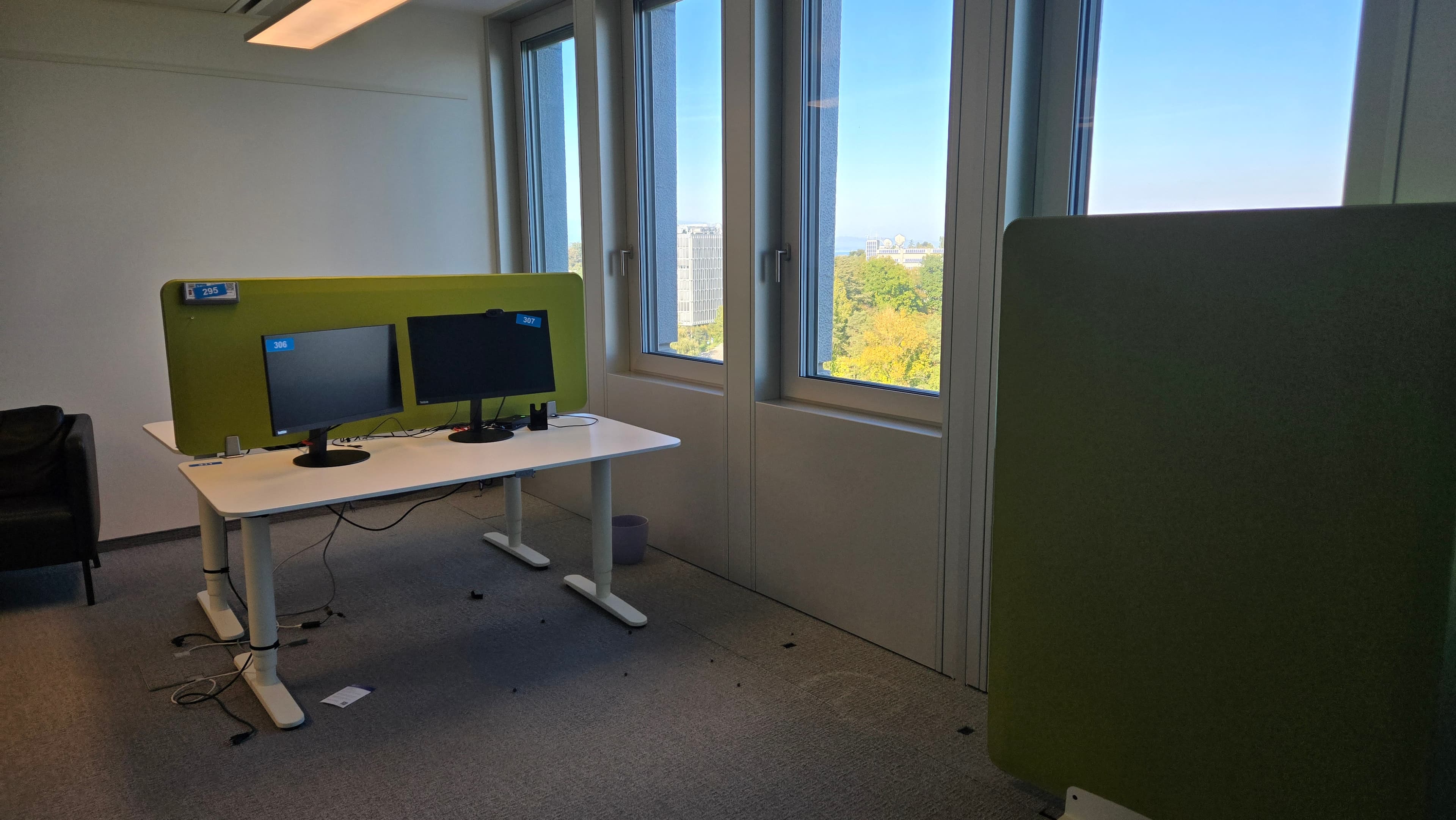 Open space ergonomique avec bureaux réglables et écrans HP & Lenovo — imagen 1
