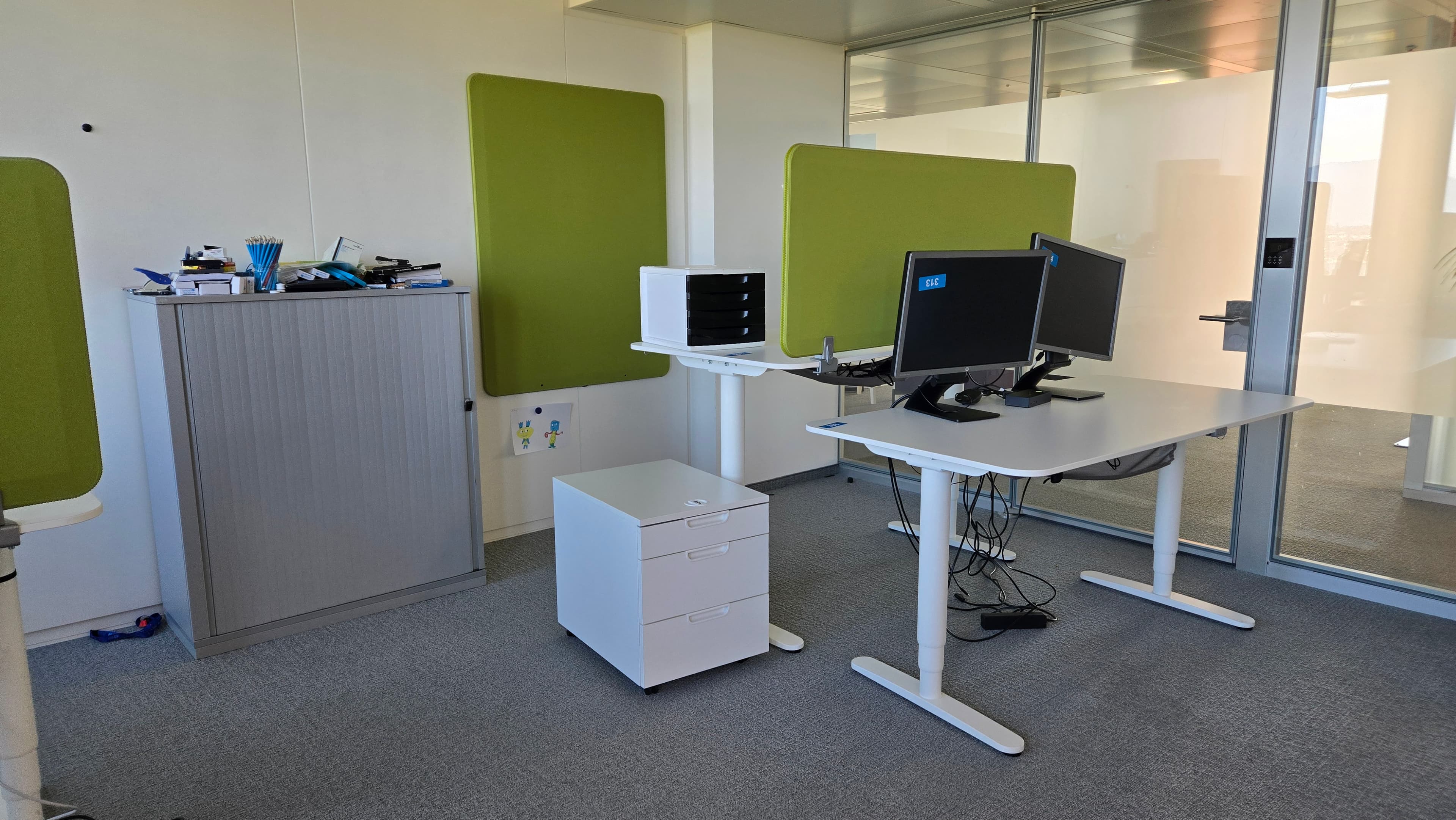 Open space ergonomique avec bureaux réglables et écrans HP & Lenovo — imagen 3