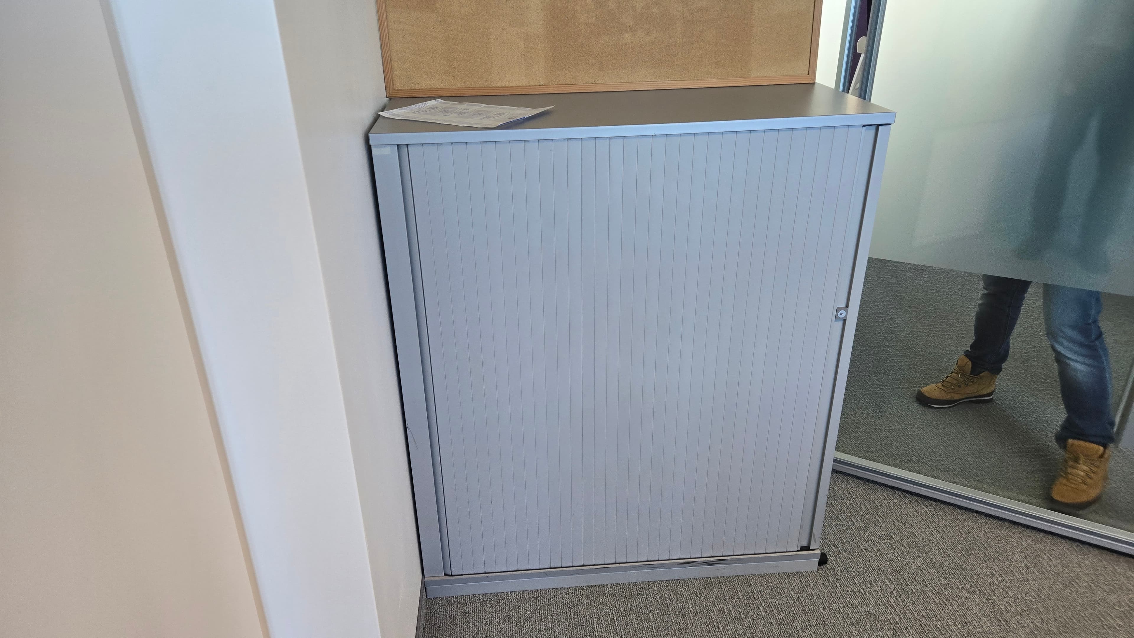 Bureau double avec écrans HP et panneaux acoustiques — image 4