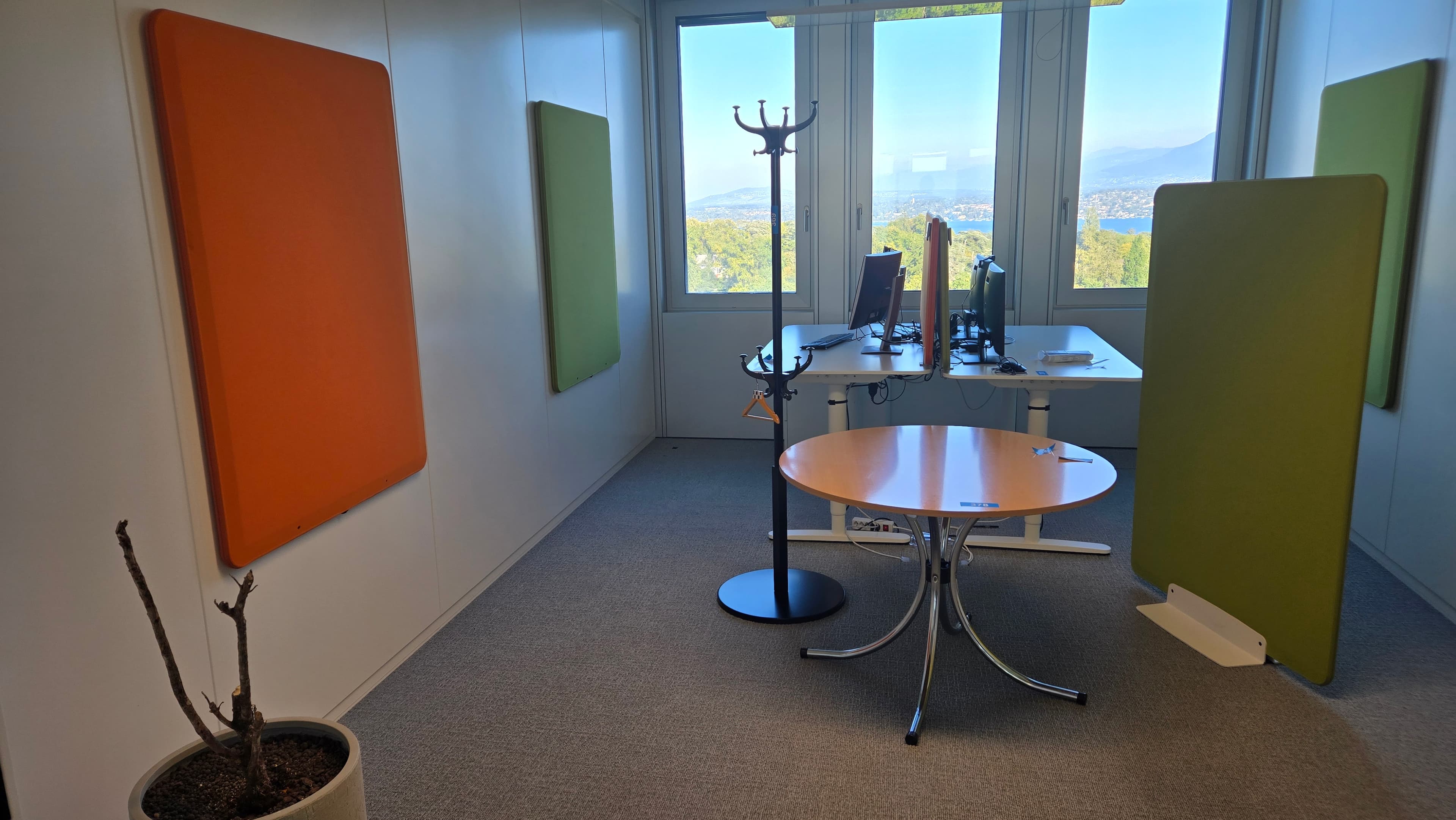 Bureau double avec écrans HP et panneaux acoustiques — image 5