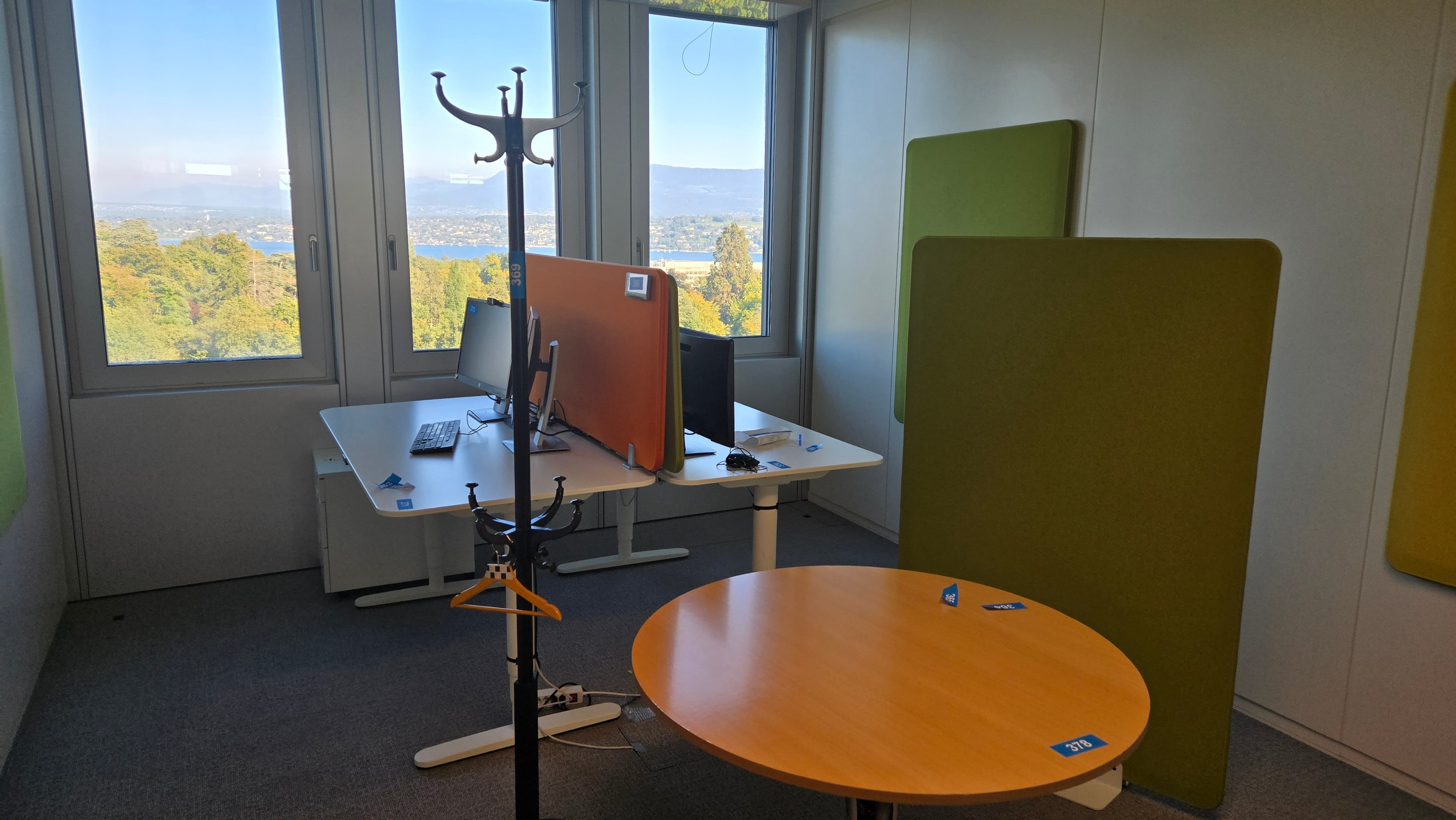 Bureau double avec écrans HP et panneaux acoustiques — image 1