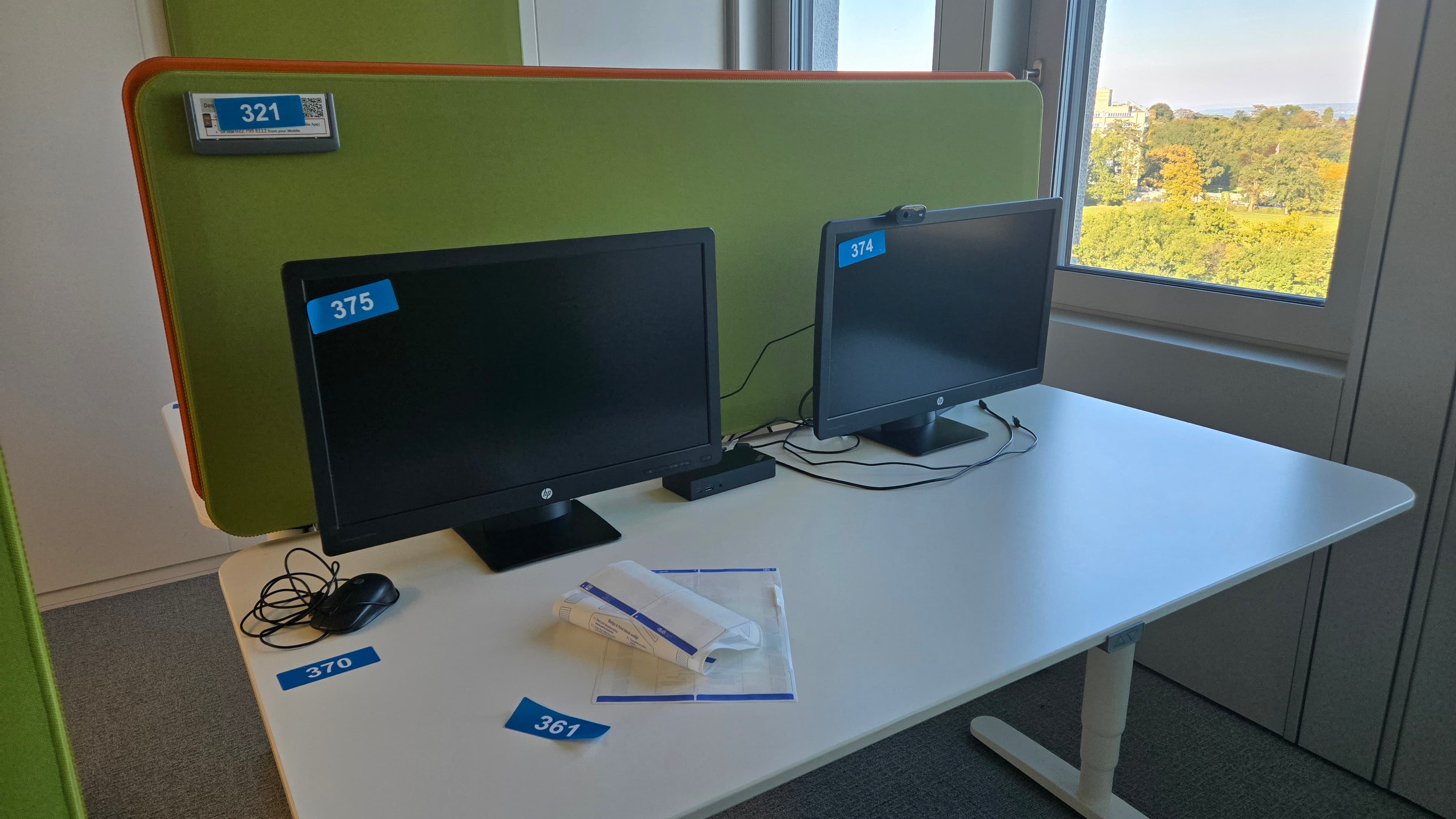 Bureau double avec écrans HP et panneaux acoustiques — image 3