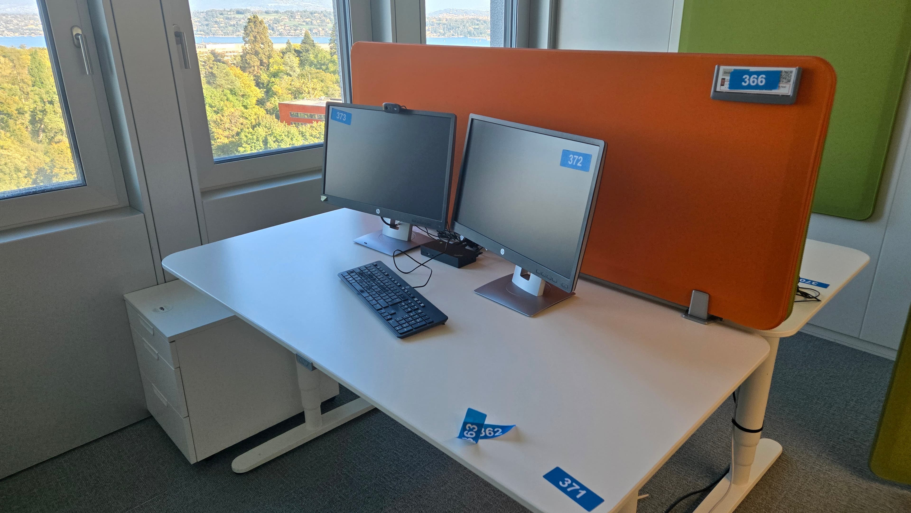 Bureau double avec écrans HP et panneaux acoustiques — image 2