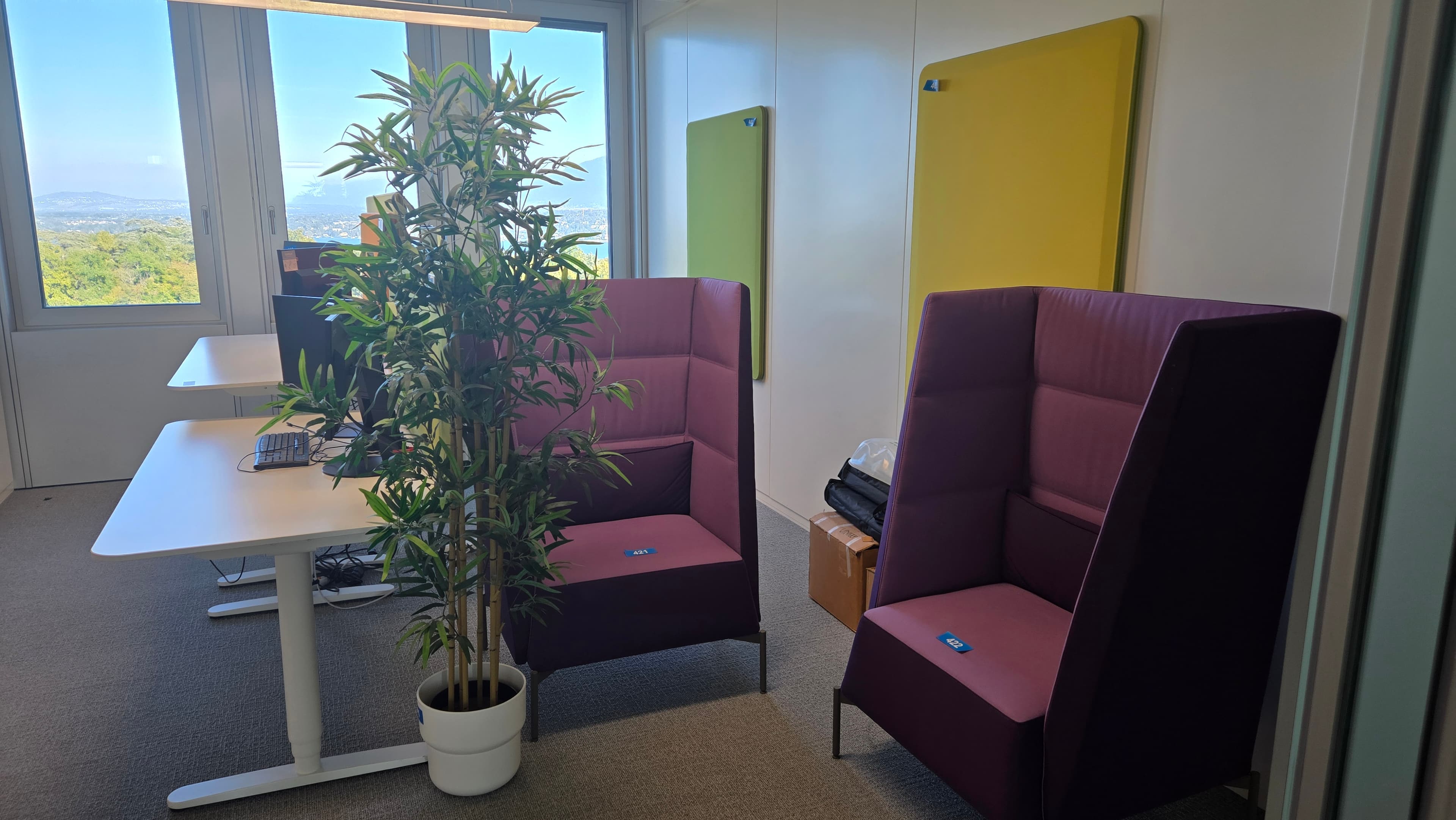 Espace de travail coloré avec bureaux réglables et écrans Lenovo — imagem 2