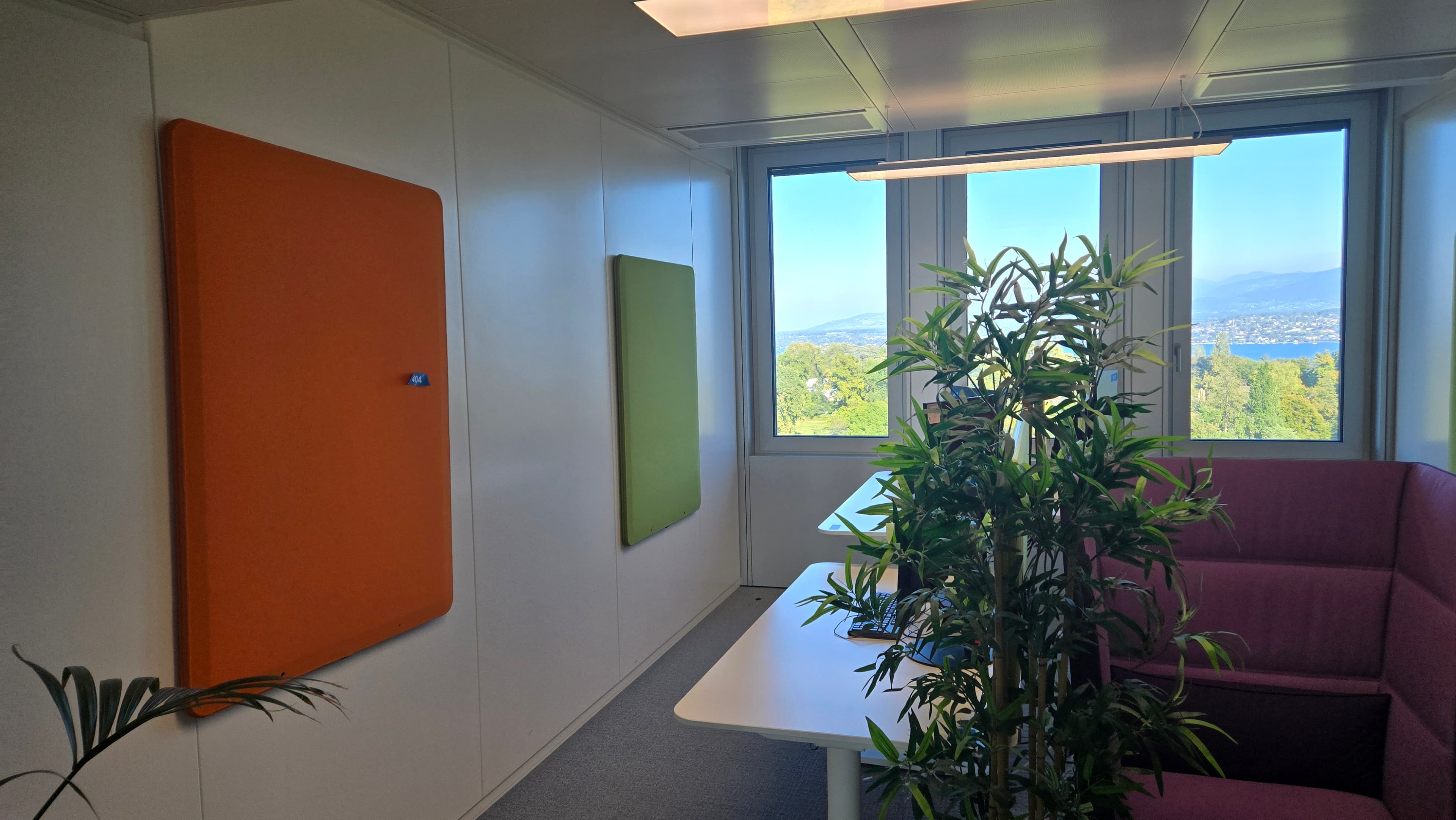 Espace de travail coloré avec bureaux réglables et écrans Lenovo — imagem 3