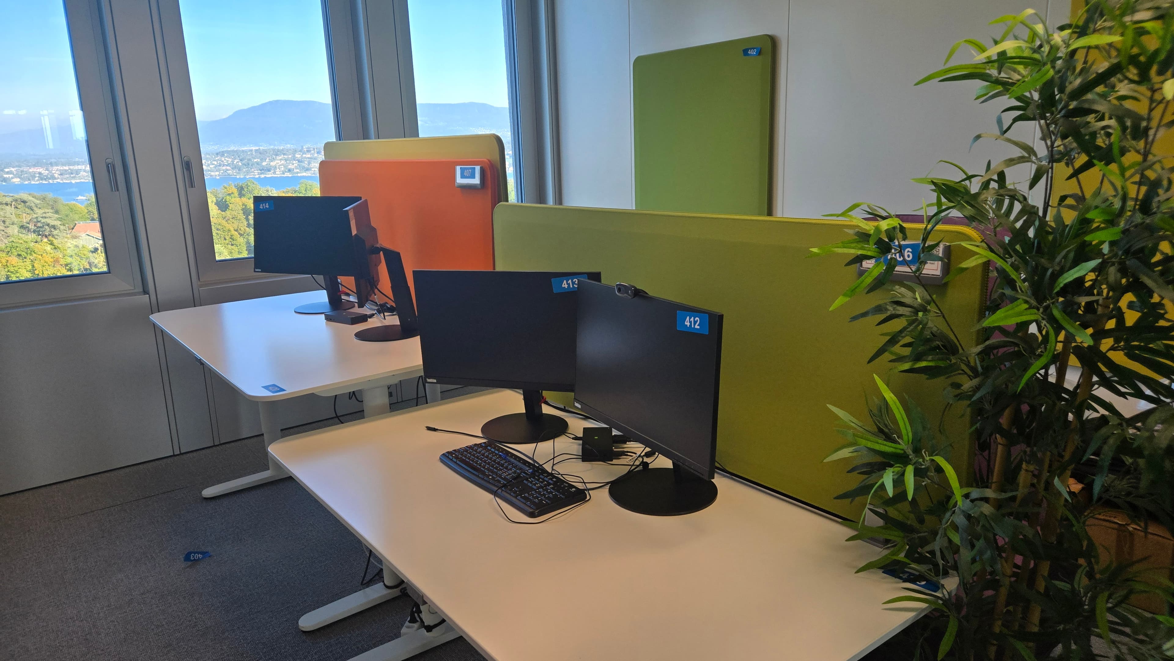Espace de travail coloré avec bureaux réglables et écrans Lenovo — imagem 4