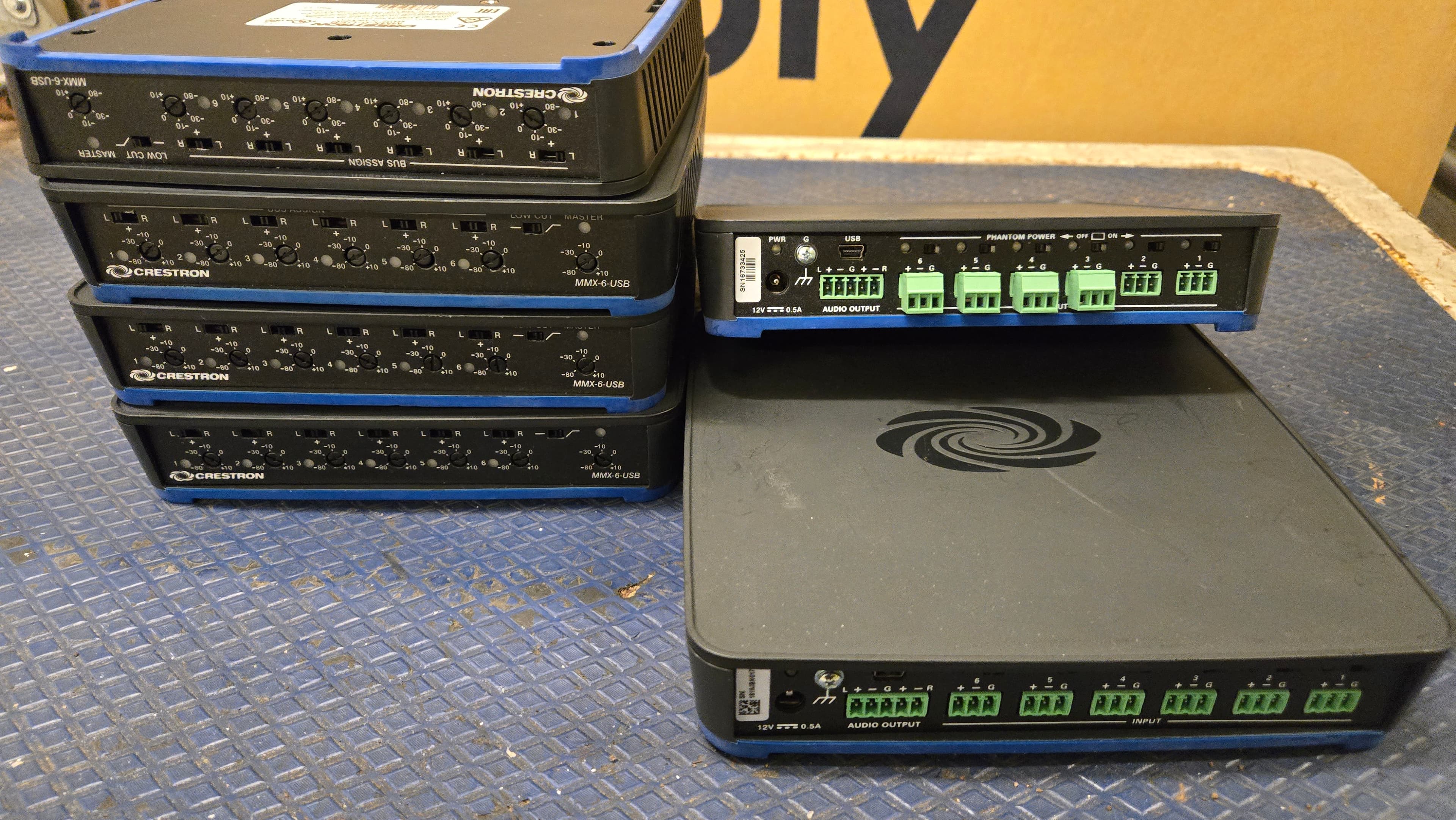 Système Crestron UC avec supports et mixeurs USB