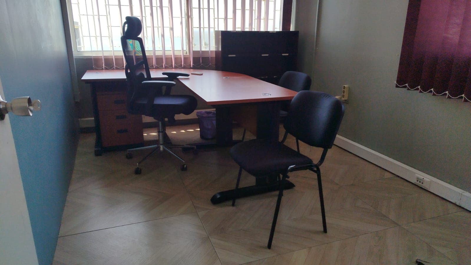 Mobiliario de oficina — imagen 1