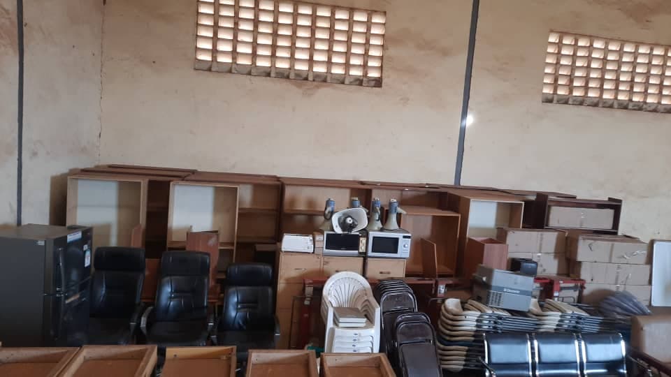 Office Furniture and Utility Items — imagem 3