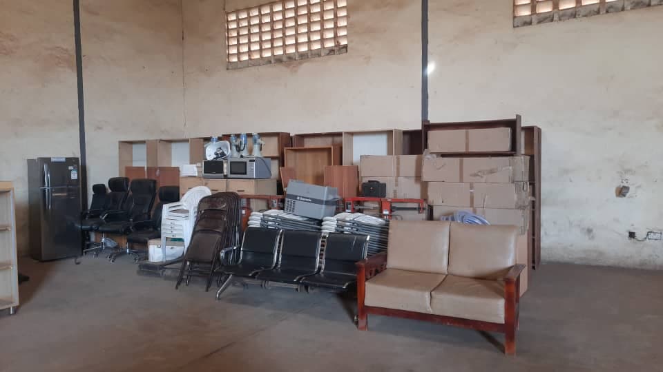 Office Furniture and Utility Items — imagem 2