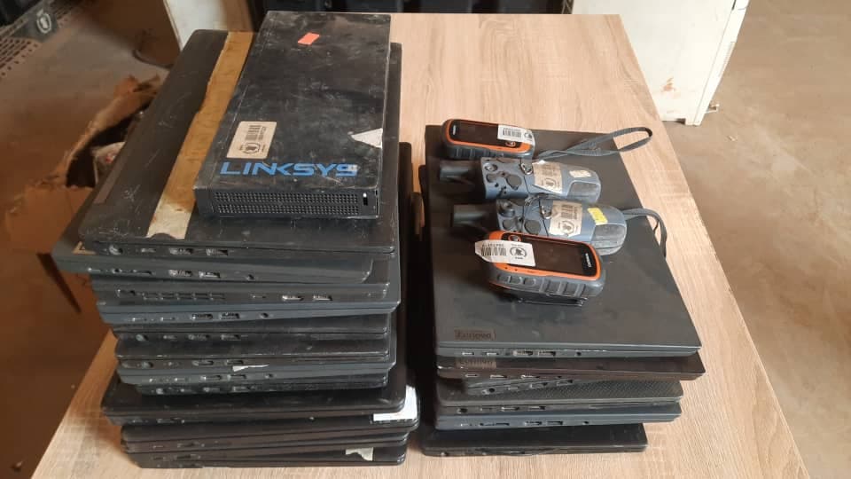 Laptops, GPS Units and Access Point — imagem 2