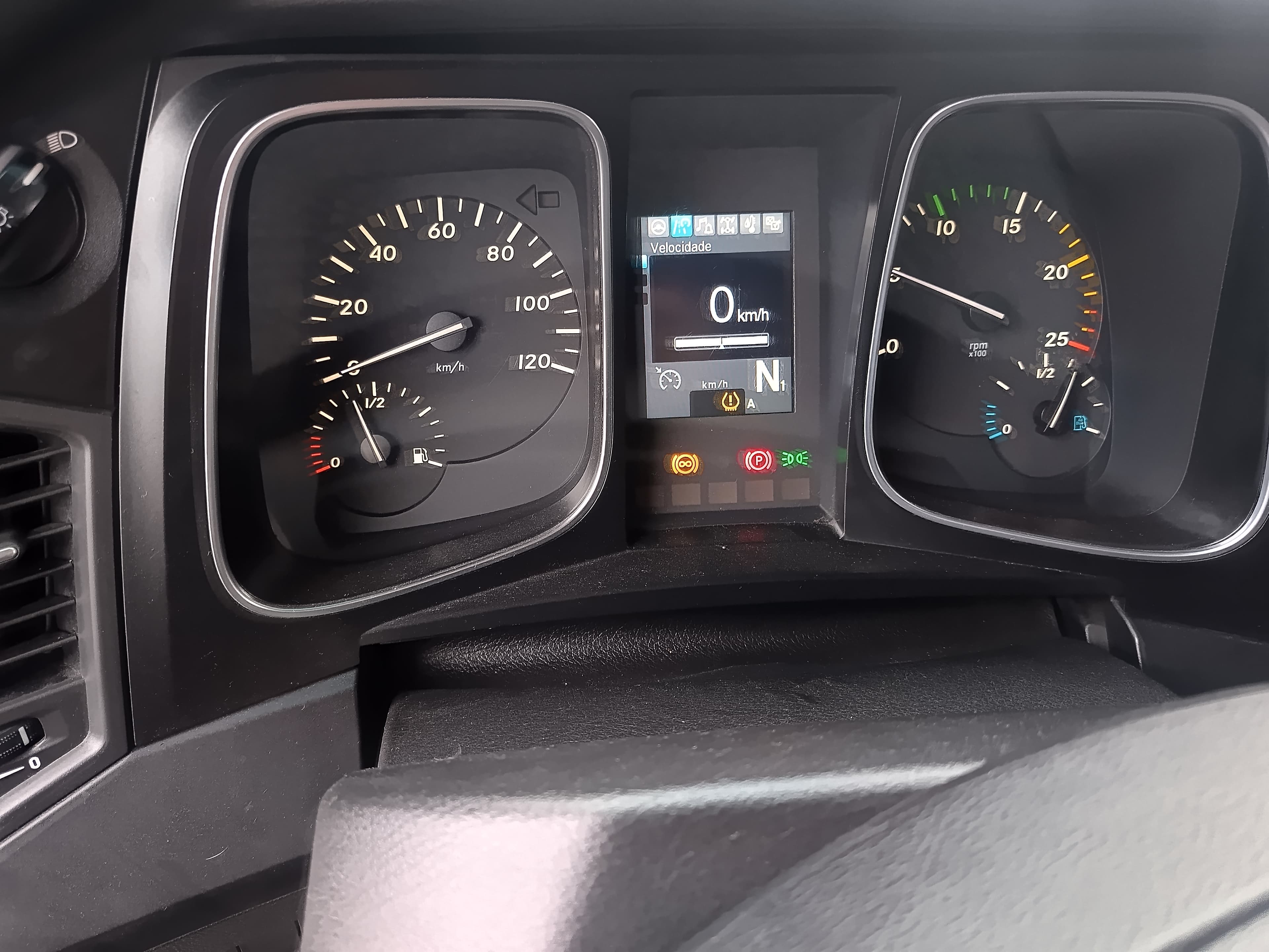 Mercedes-Benz 1845 · Ano 2014 — imagem 26