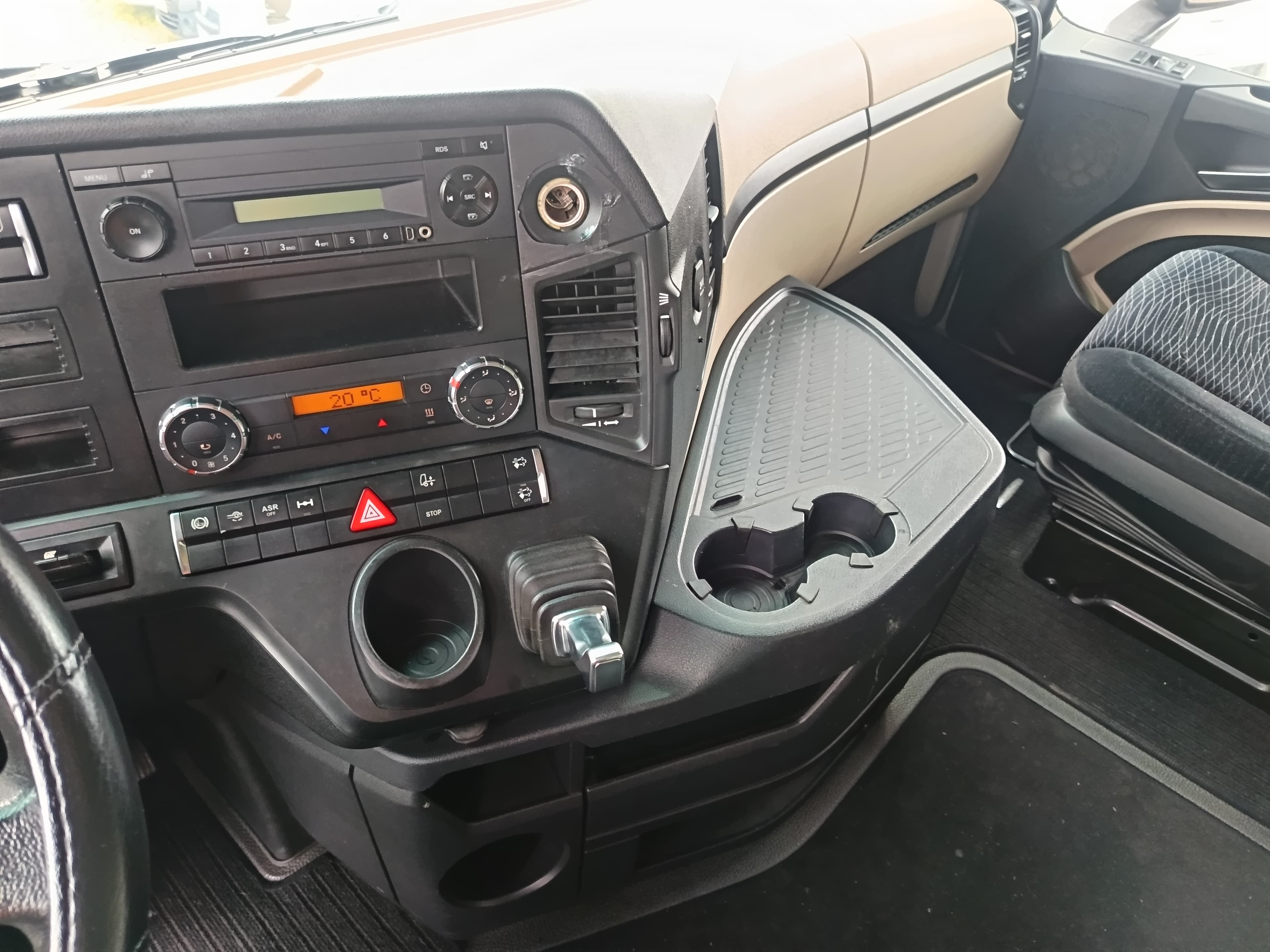Mercedes-Benz 1845 · Ano 2014 — imagem 18